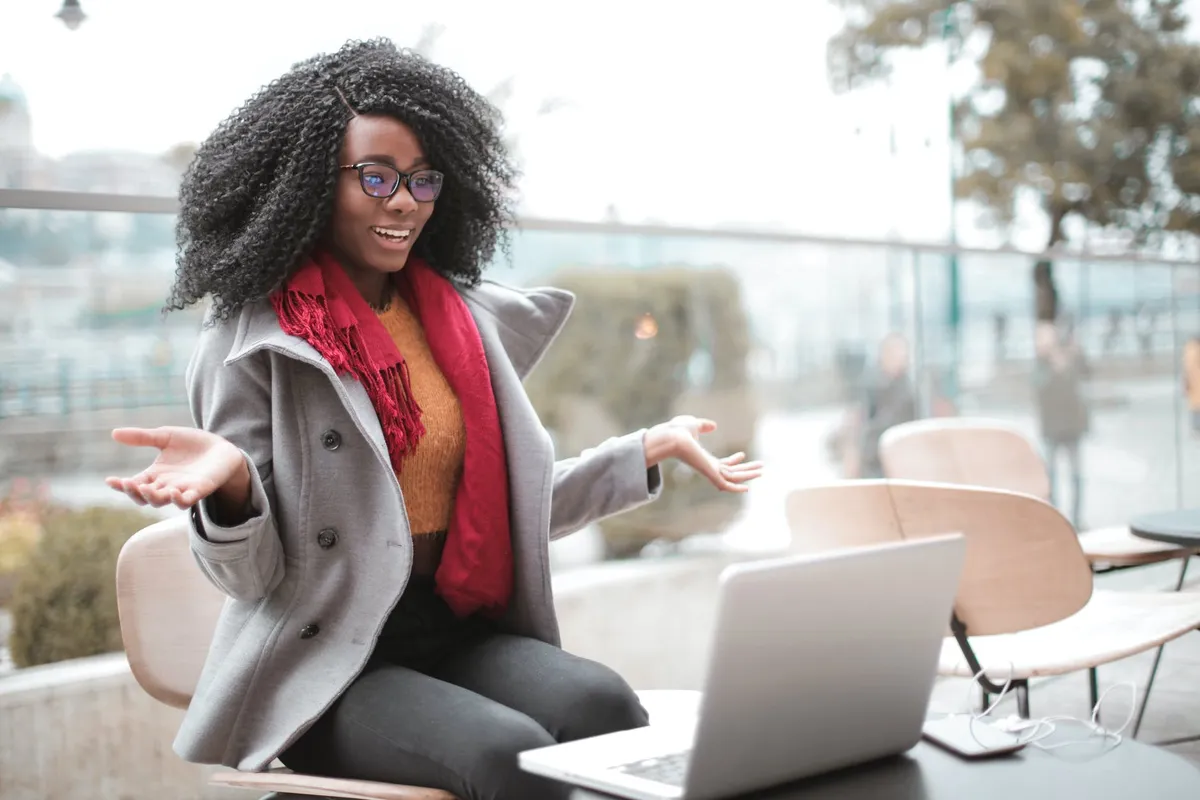 Femme heureuse devant son ordinateur portable | Source : Pexels