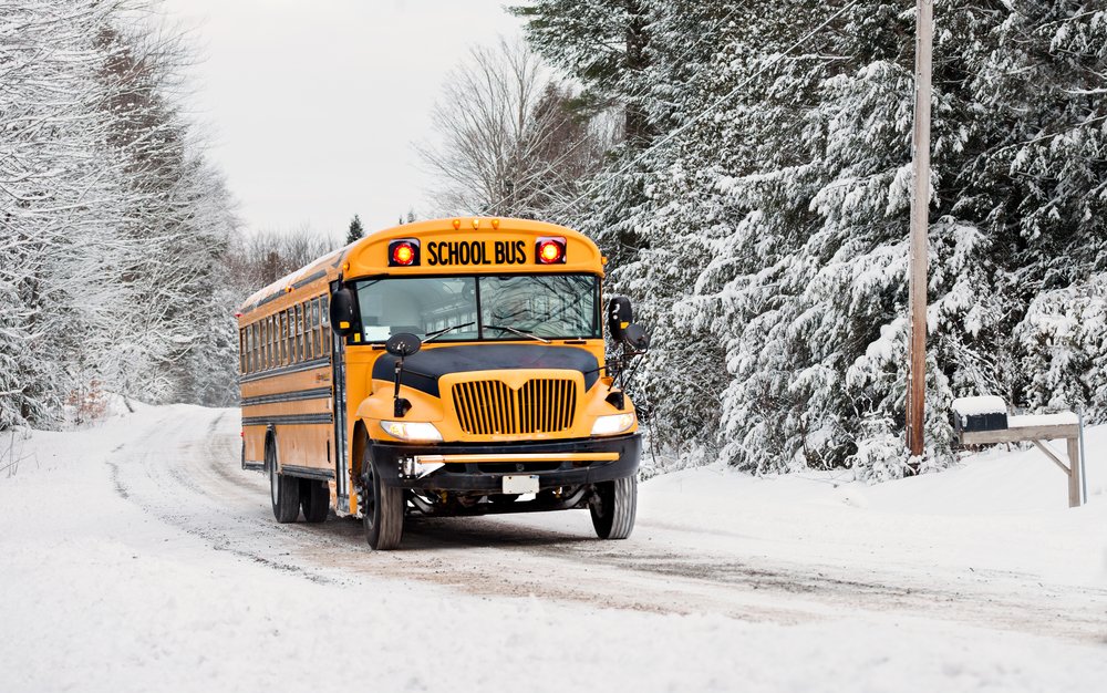 Autobús escolar en un bosque nevado. | Foto: Shutterstock