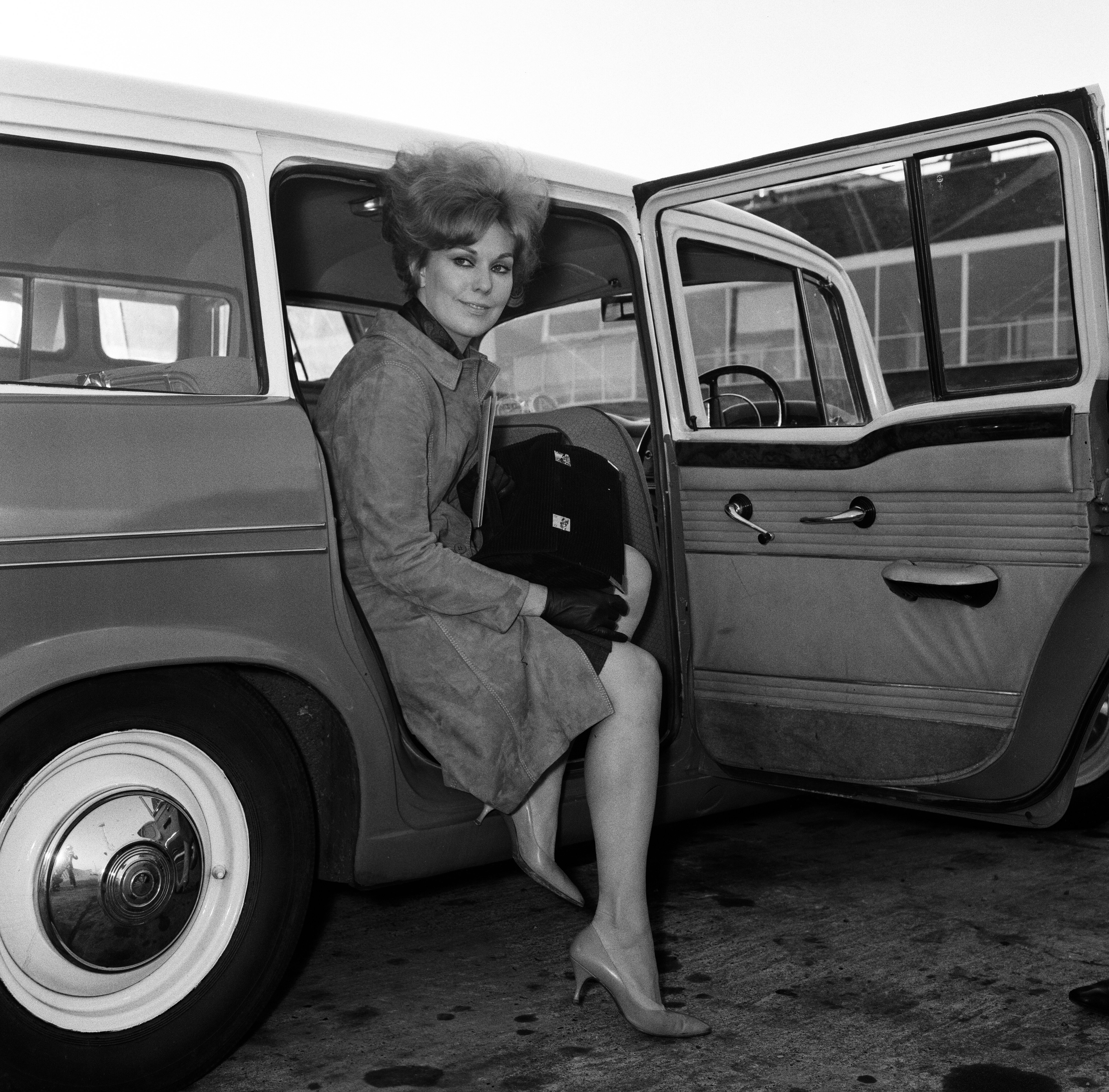 Film star Kim Novak pictured leaving London Airport on October 11, 1965 ┃Source: Getty Images