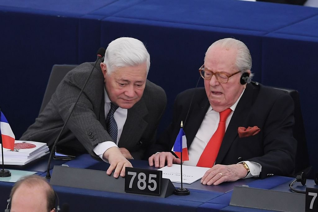 Le député Jean-Marie Le Pen (à droite) prend part à une séance de vote alors qu'il est assis à côté du député Bruno Gollnisch lors d'une session plénière au Parlement européen le 16 avril 2019 à Strasbourg, dans l'est de la France. І Sources : Getty Images