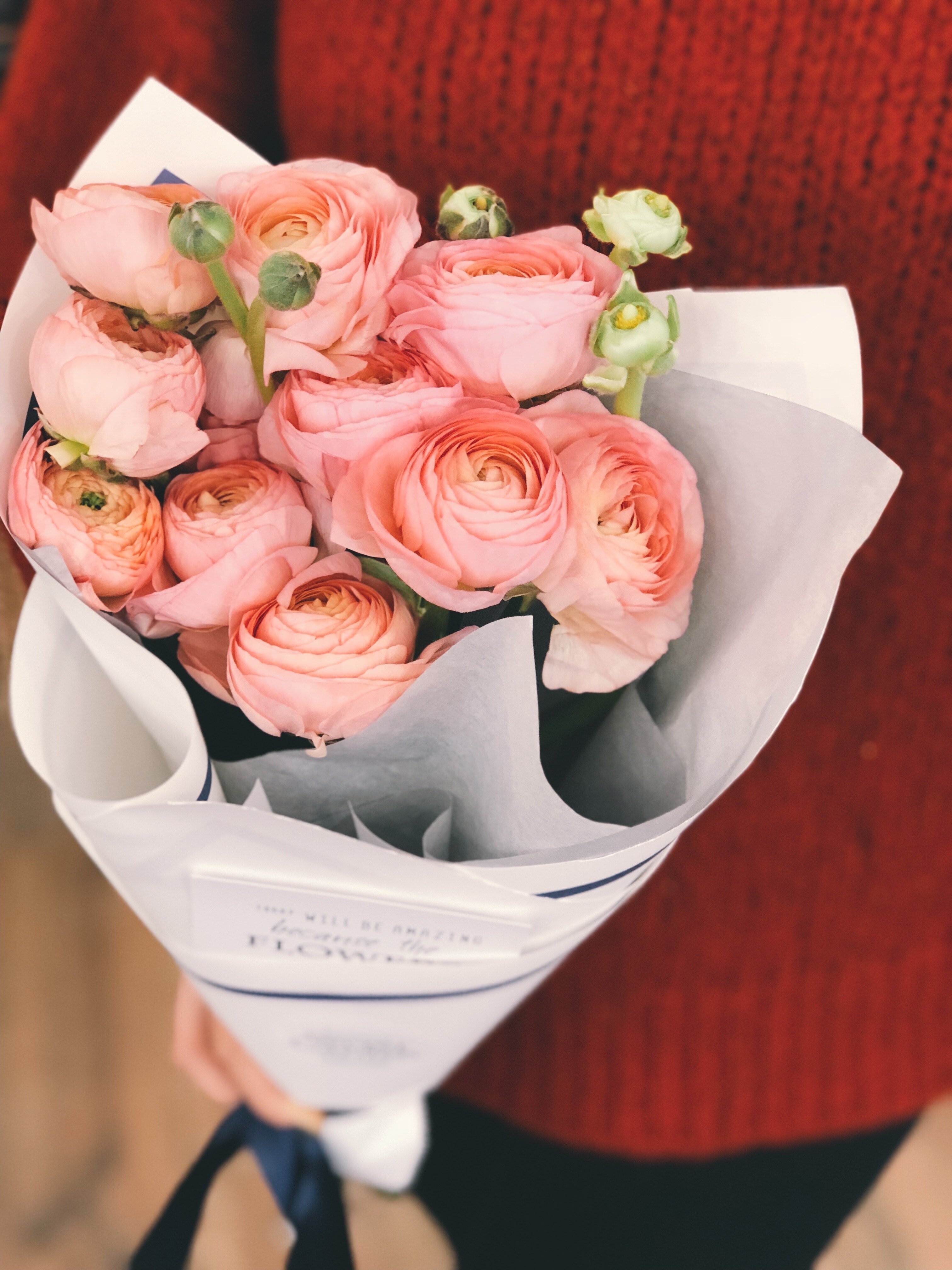 Jim war erstaunt über den wunderschönen Blumenstrauß, den Carmen gemacht hatte. | Quelle: Pexels