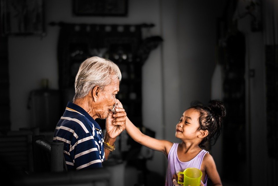 Abuelo y nieta. |Imagen: Pixabay Abuelo y nieta. |Imagen: Pixabay