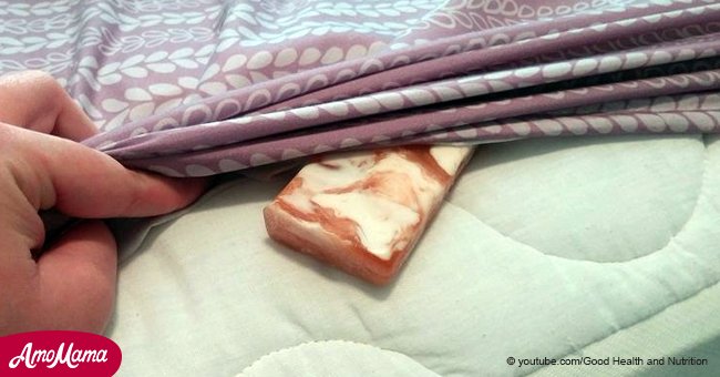 Voici ce que cela signifie quand certaines personnes ajoutent un pain de savon sous leurs draps