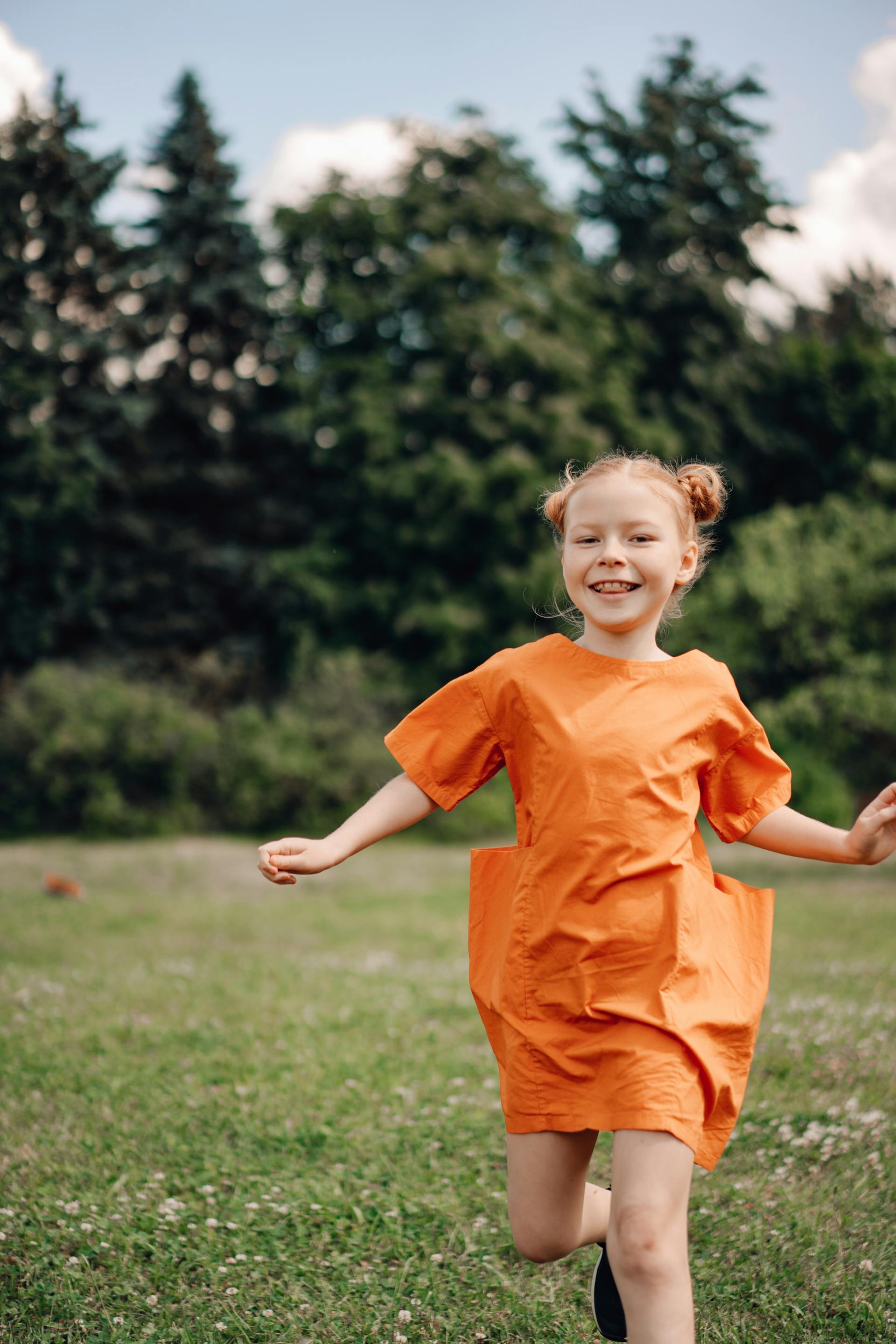 A little girl running | Source: Pexels
