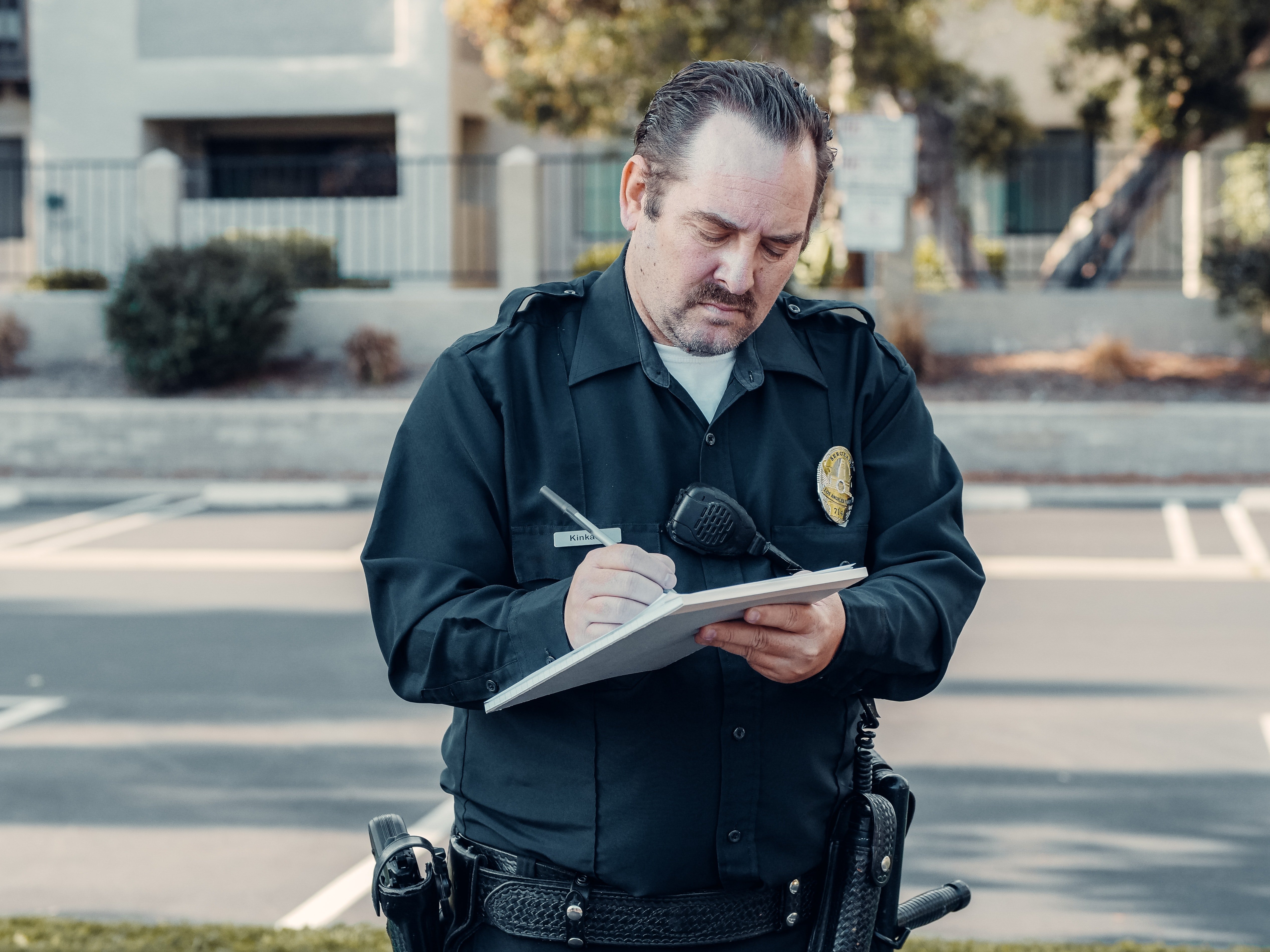 Oficial de la policía escribe en una libreta. | Foto: Pexels