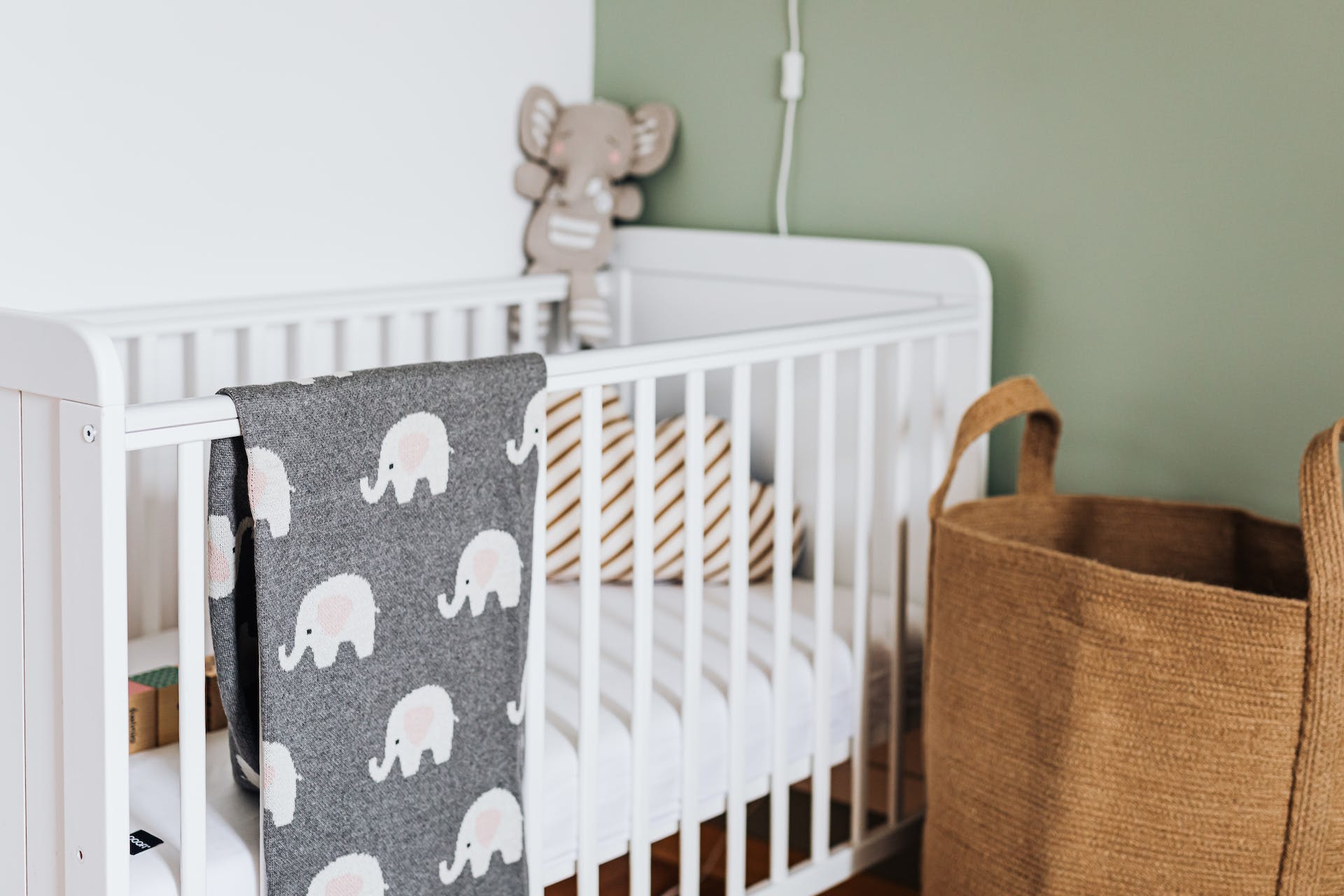 White crib with elephant blanket and toy | Source: Pexels