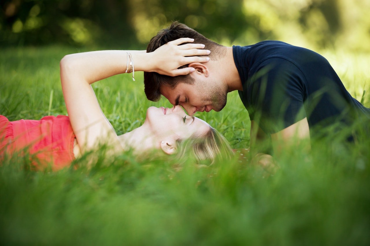 A man and a woman sharing alone time | Photo: Pexels