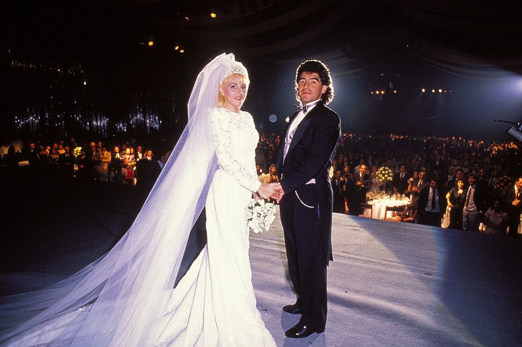 Diego Maradona y Claudia Villafañe durante su boda en el Estadio Luna Park, el 7 de noviembre de 1989 en Buenos Aires, Argentina. | Foto: Getty Images