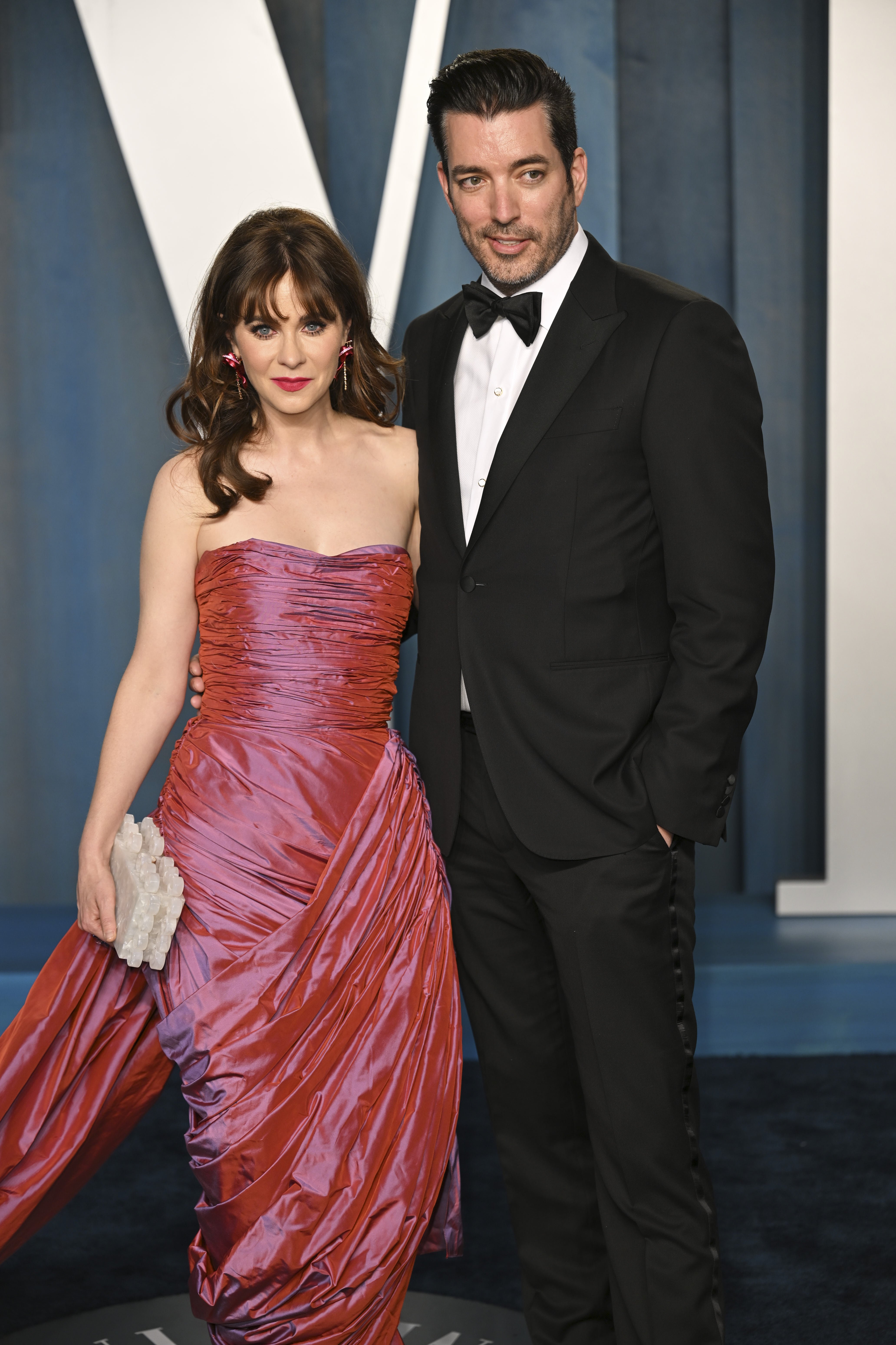 Zooey Deschanel and Jonathan Scott attend the 2022 Vanity Fair Oscar Party hosted by Radhika Jones at Wallis Annenberg Center for the Performing Arts on March 27, 2022 in Beverly Hills, California. | Source: Getty Images