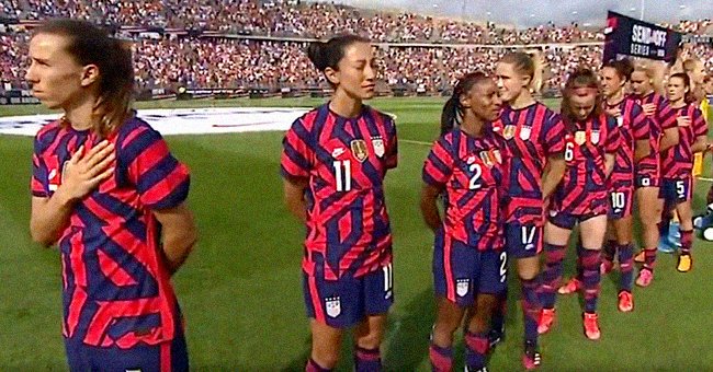 The U.S. women's soccer team standing on the field during the national anthem. │ Source: twitter.com/espn