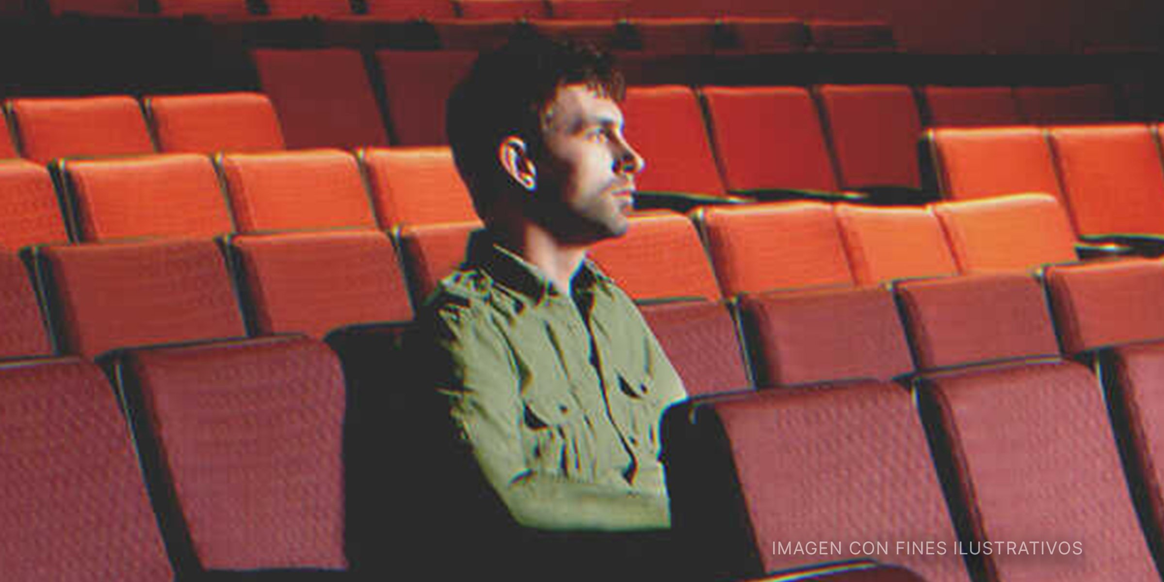 Hombre sentado en una sala de conciertos. | Foto: Getty Images