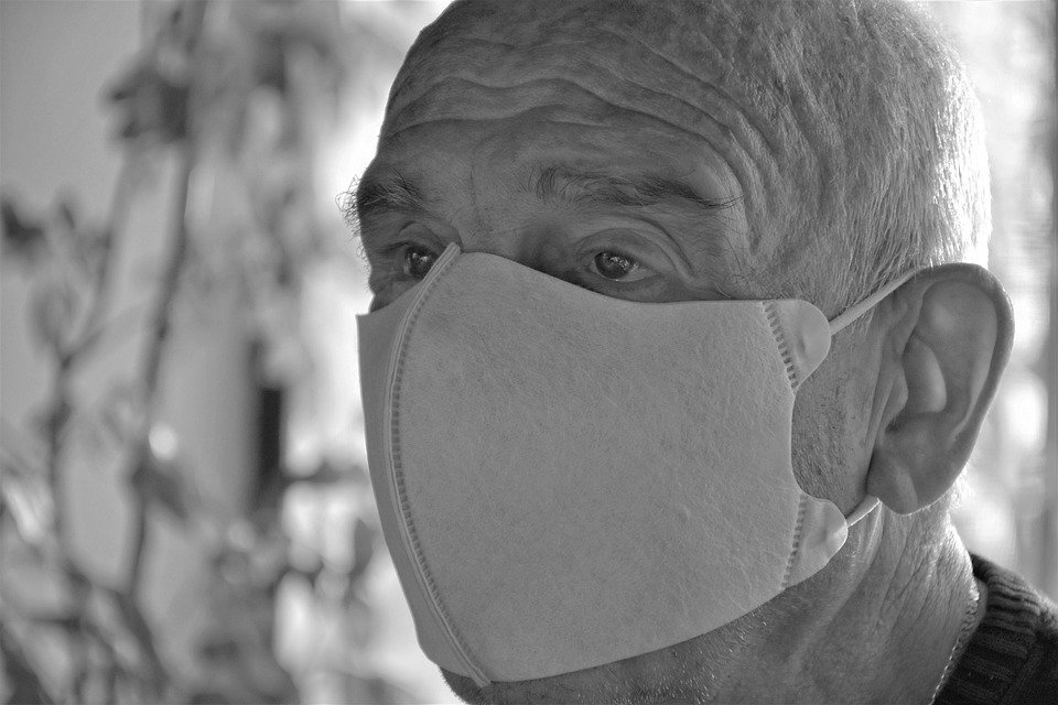 Anciano usando una mascarilla de protección facial para protegerse del COVID-19. | Foto: Pixabay Anciano usando una mascarilla de protección facial para protegerse del COVID-19. | Foto: Pixabay