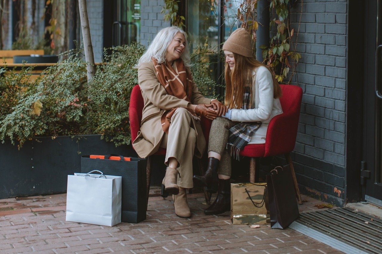 Una mujer mayor compartiendo con una adolescente. | Foto: Pexels