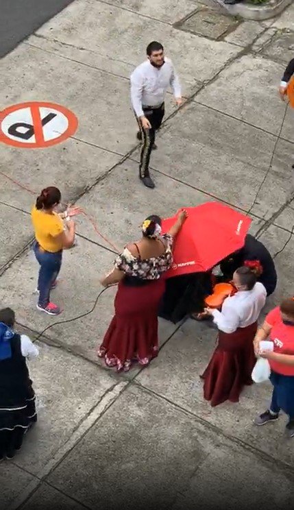 Grupo de Mariachis tocando en la calle, asistidos con un paraguas. Bucaramanga. | Foto: Captura de pantalla de Instagram/ Baezdijo
