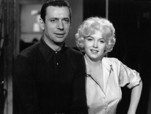 Yves Montand et Marilyn Monroe dans une scène du film «Let's Make Love», 1960. | Photo : Getty Images