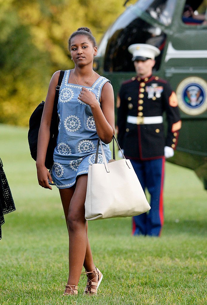 Sasha Obama arrives at the White House August 23, 2015 in Washington, D.C. from vacationing on Martha's Vineyard. | Photo: GettyImages