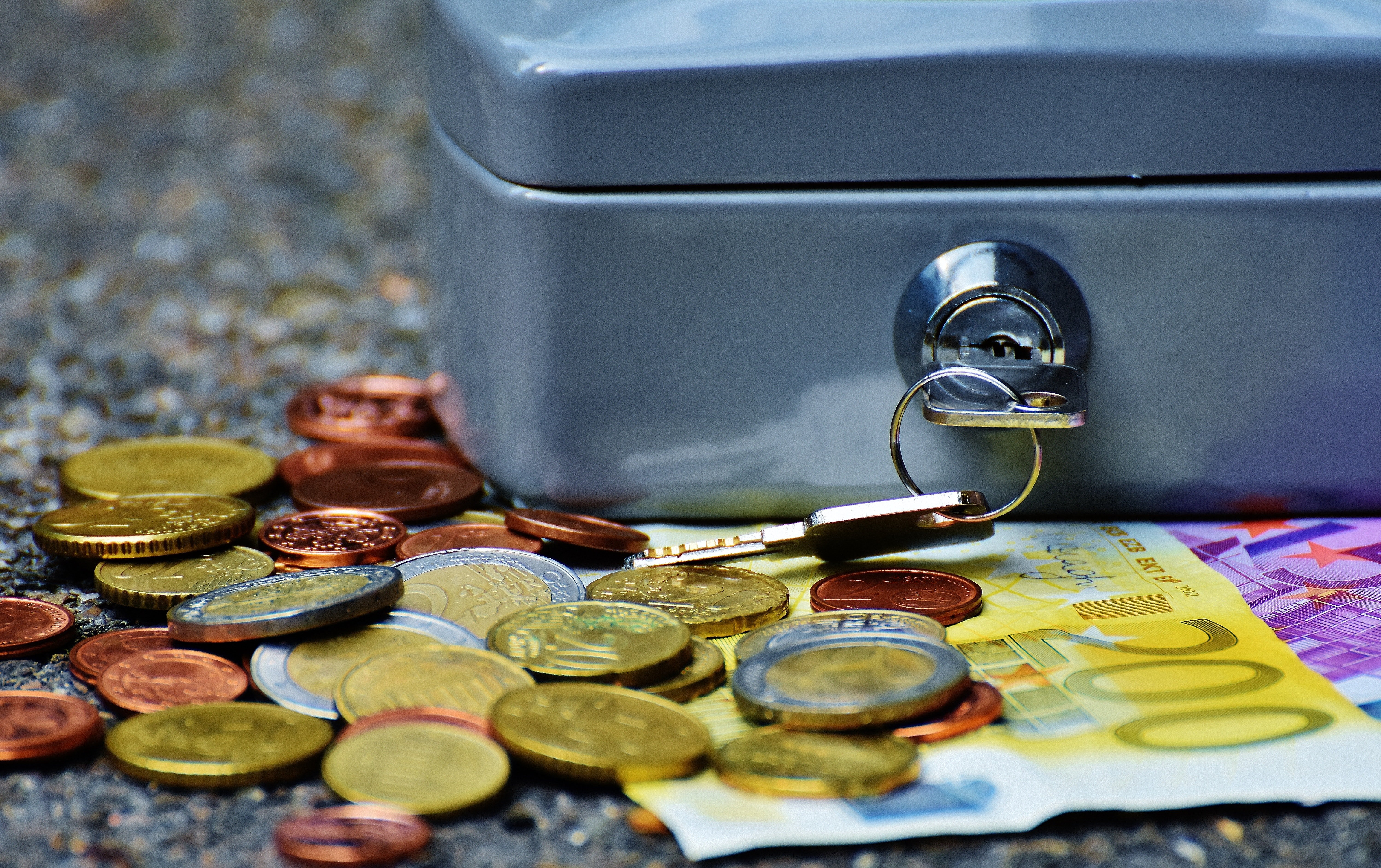 Caja de seguridad y dinero. | Foto: Pexels
