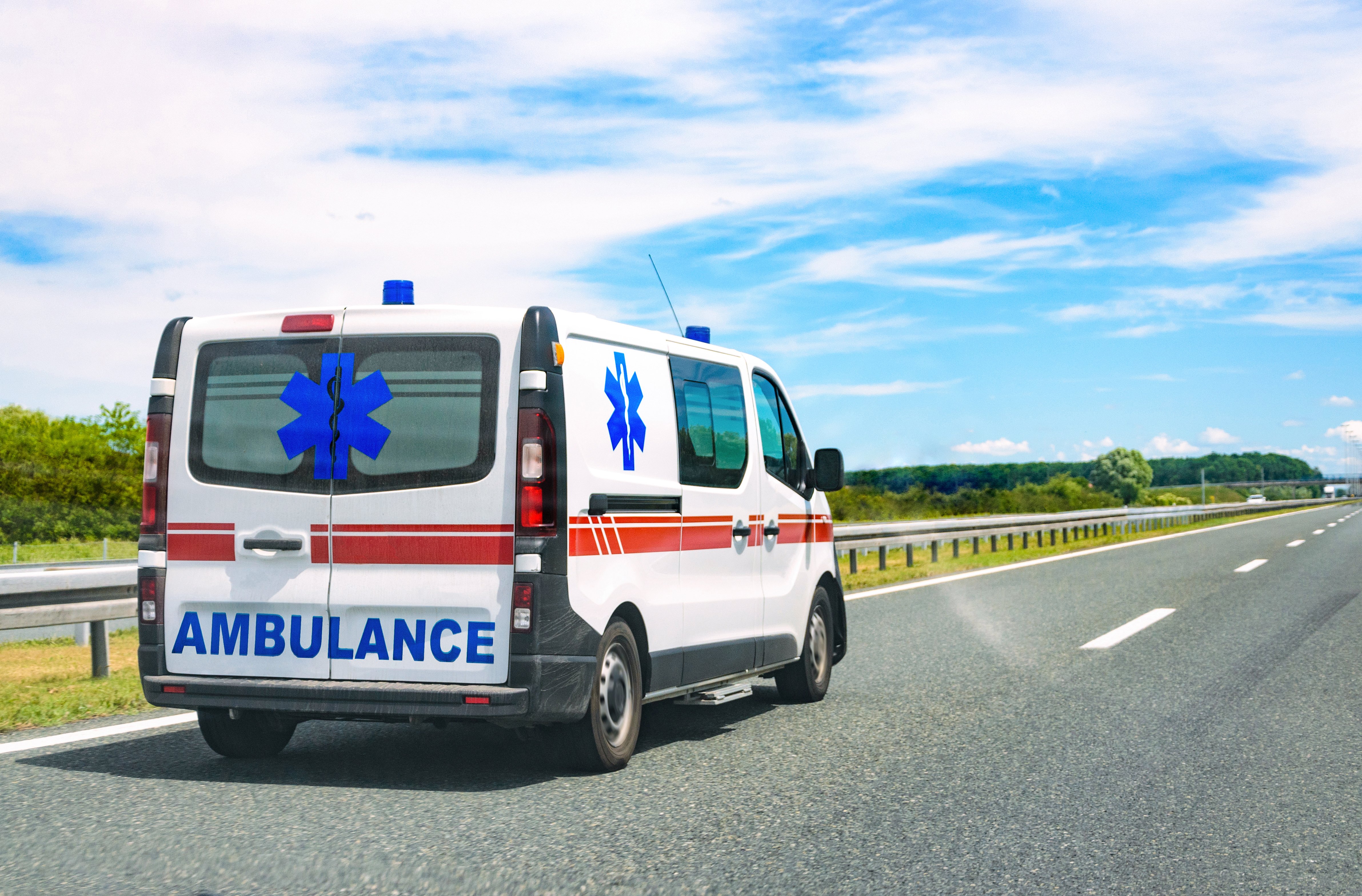 Krankenwagen unterwegs | Quelle: Shutterstock