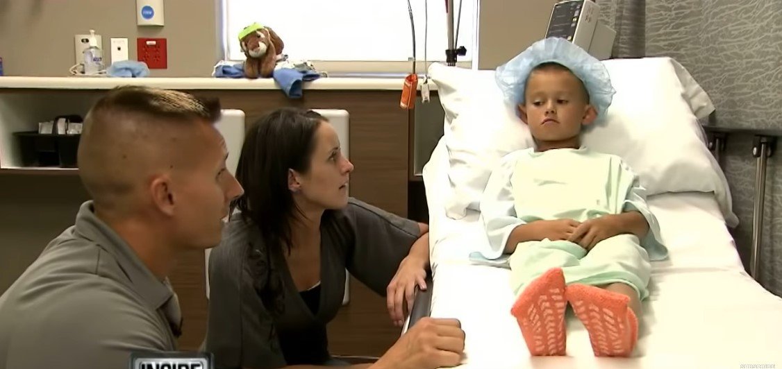 Bild des sechsjährigen Gage Berger mit seinen Eltern Timothy und Kallie vor seiner Operation. | Quelle: Youtube/Inside Edition
