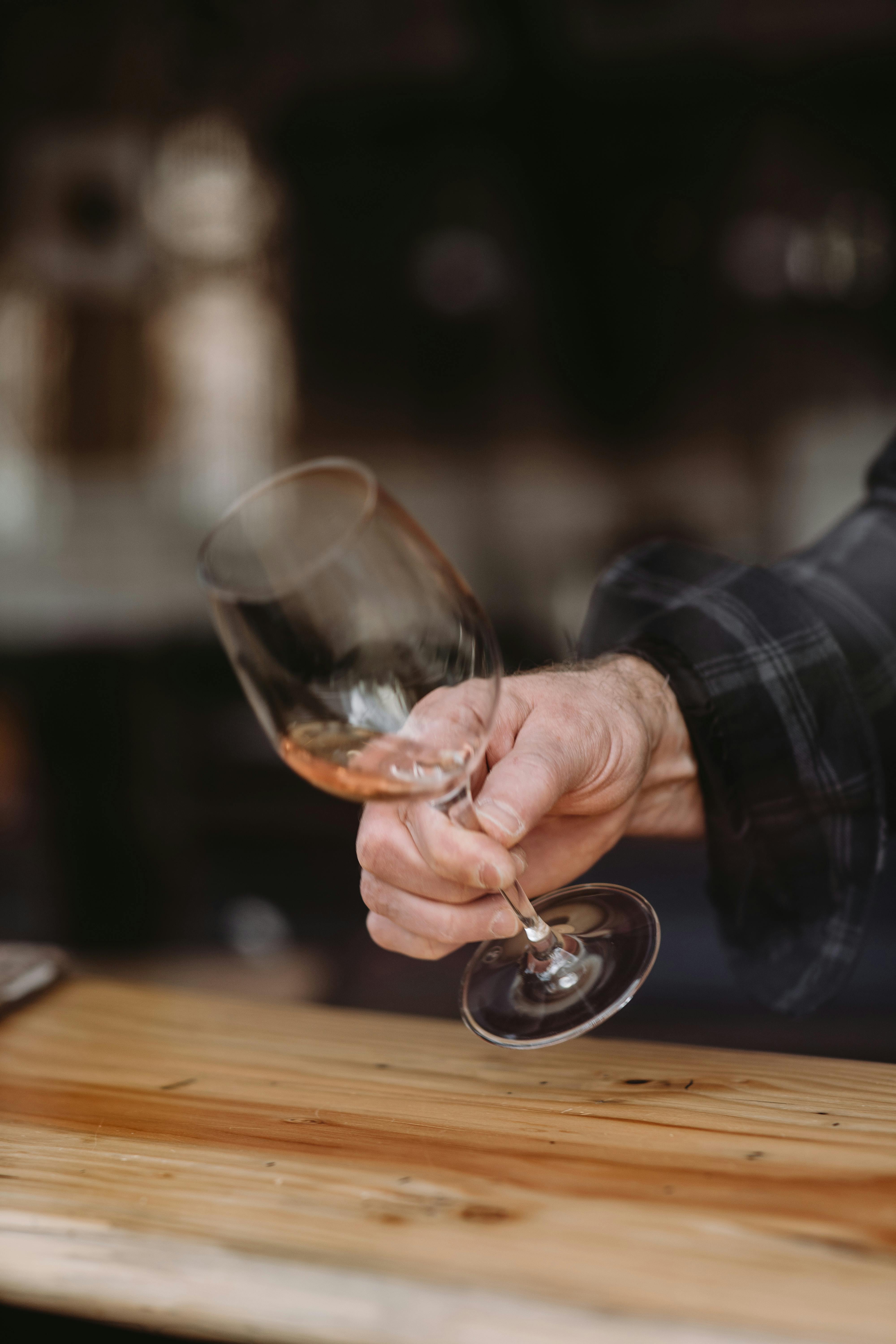 A man holding out a wine glass | Source: Pexels