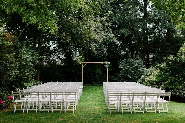 Weiße Stühle standen für die Hochzeitszeremonie an | Quelle: Getty Images