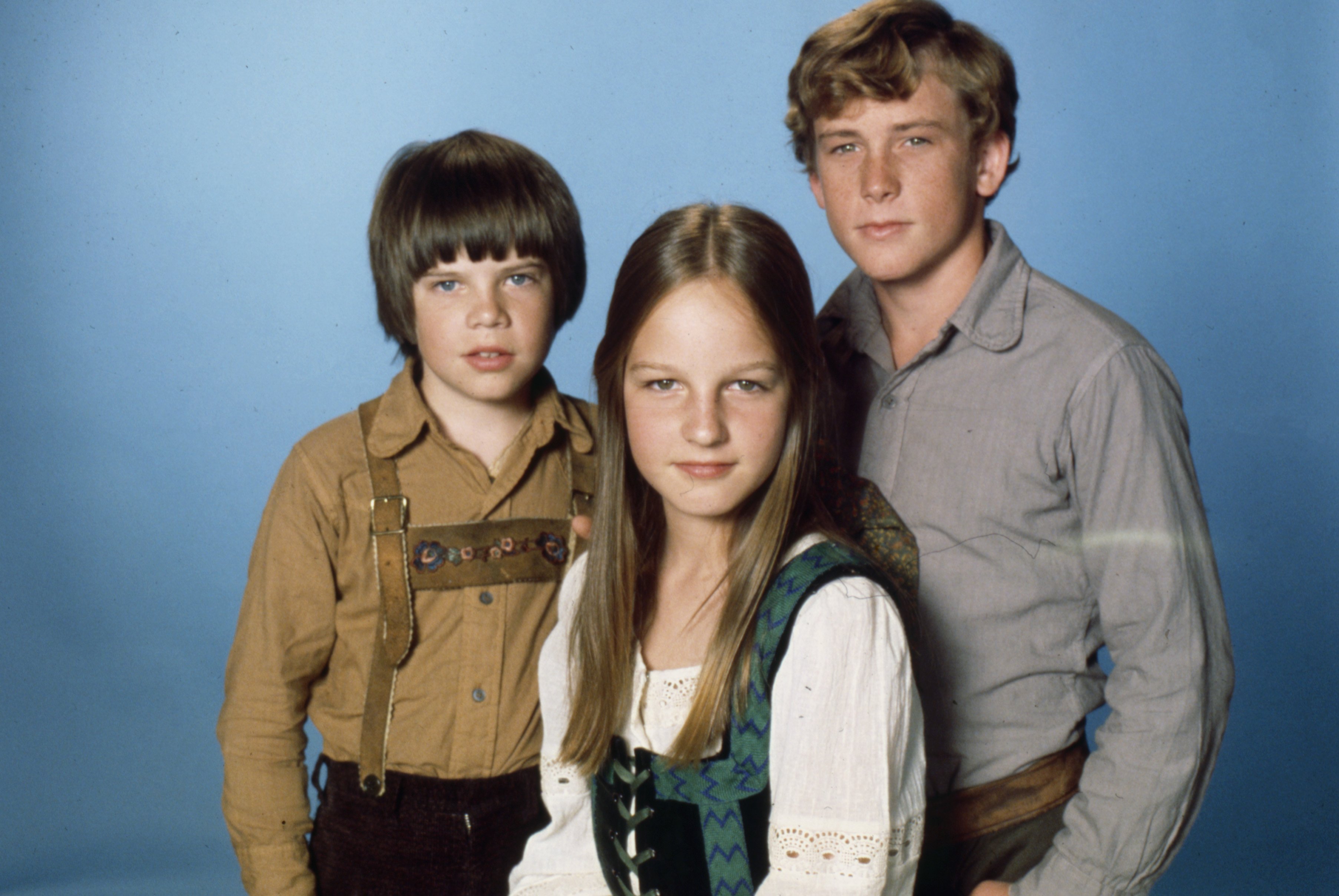 Eric Olson, Helen Hunt, Willie Aames pose for a promotional photo for the ABC tv series 'Swiss Family Robinson'. | Source: Getty Images