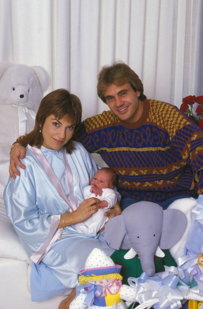Nicole Calfan, François Valéry et leur bébé chez eux le 20 octobre 1986 à Paris, France. | Photo : Getty Images