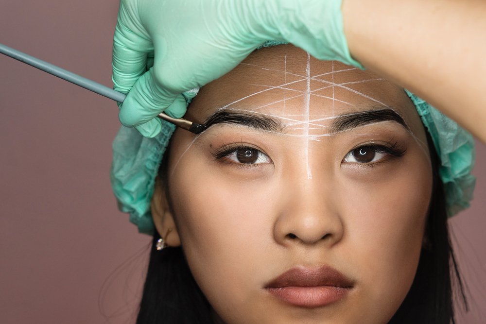 Modelo con líneas de medidas trazadas en el rostro. | Foto: Shutterstock