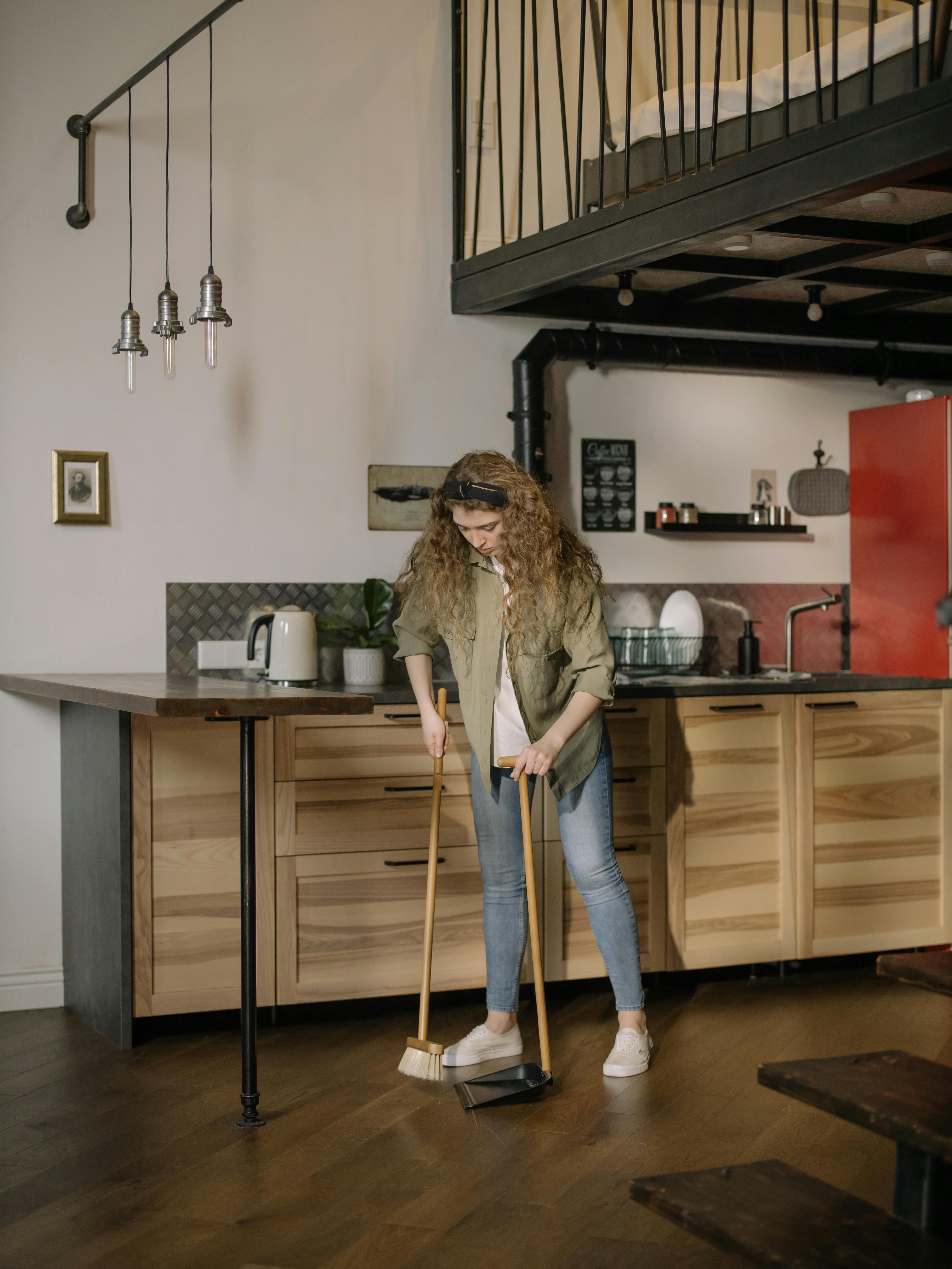 A woman cleaning the floor | Source: Pexels