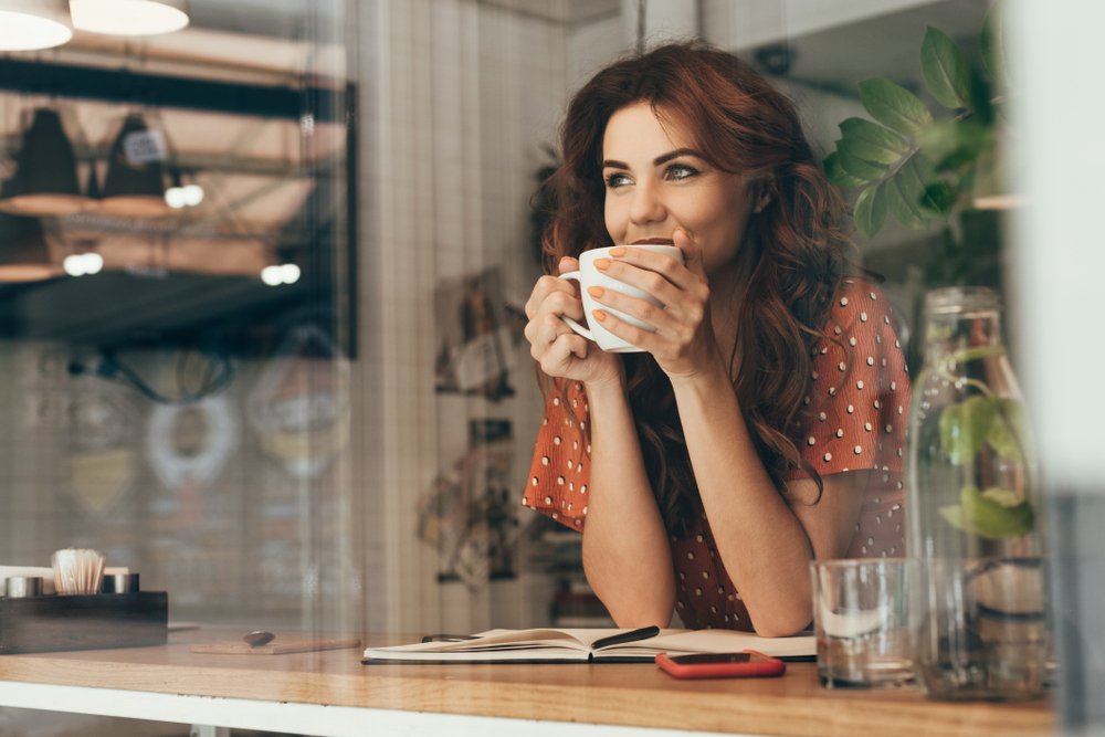 Une femme buvant du café. | Photo : Shutterstock