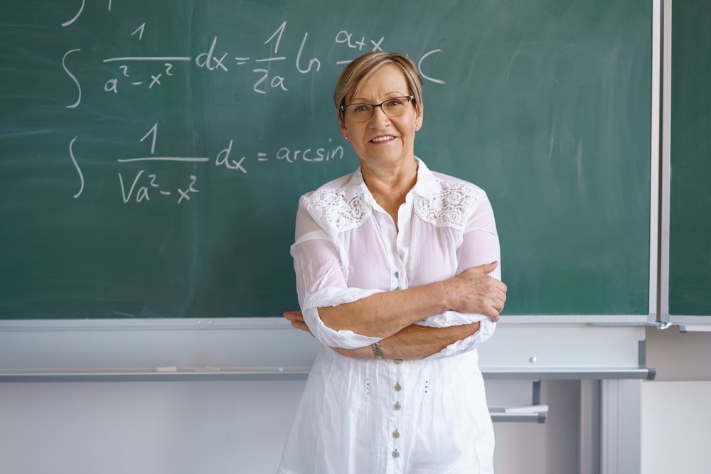 Maestra de matemáticas frente al pizarrón. | Foto: Shutterstock