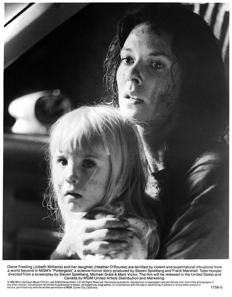 Heather O'Rourke held by JoBeth Williams in a scene from "Poltergeist" | Photo: Getty Images