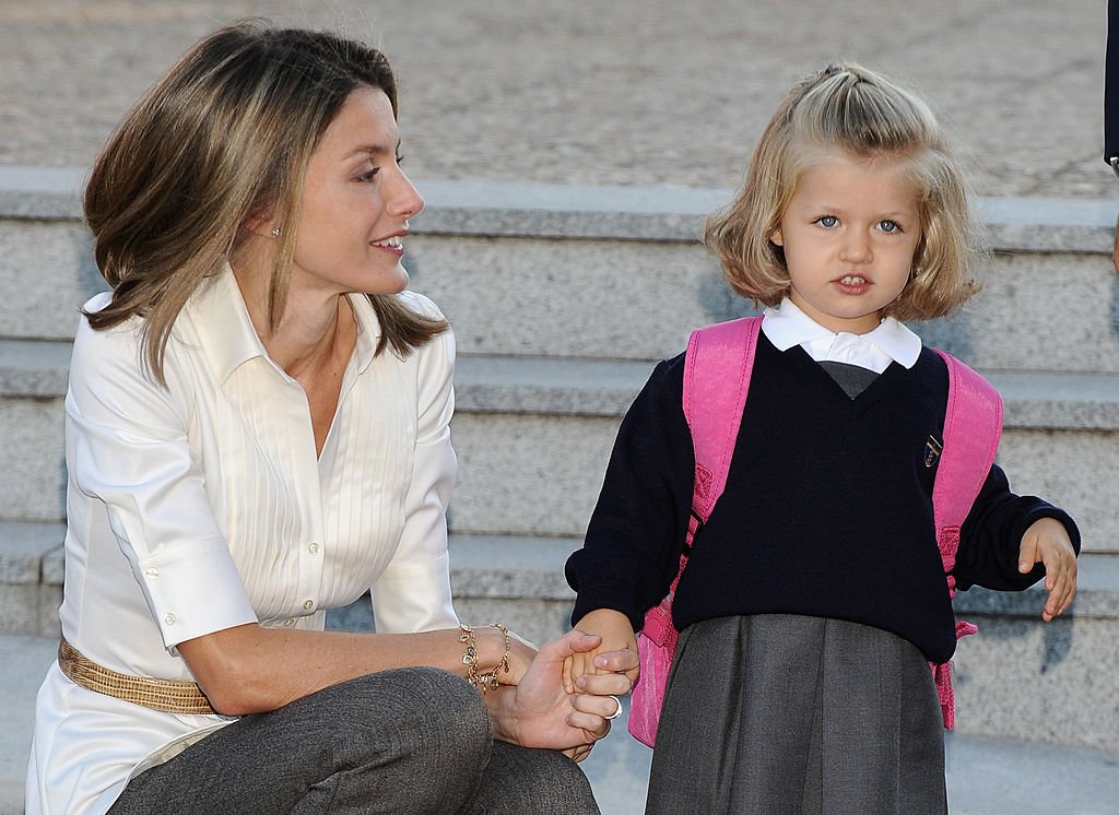 La princesa Leonor en su primer día de escuela junto a su madre, Letizia, el 15 de septiembre de 2008 en Aravaca, cerca de Madrid, España. | Foto: Getty Images La princesa Leonor en su primer día de escuela junto a su madre, Letizia, el 15 de septiembre de 2008 en Aravaca, cerca de Madrid, España. | Foto: Getty Images