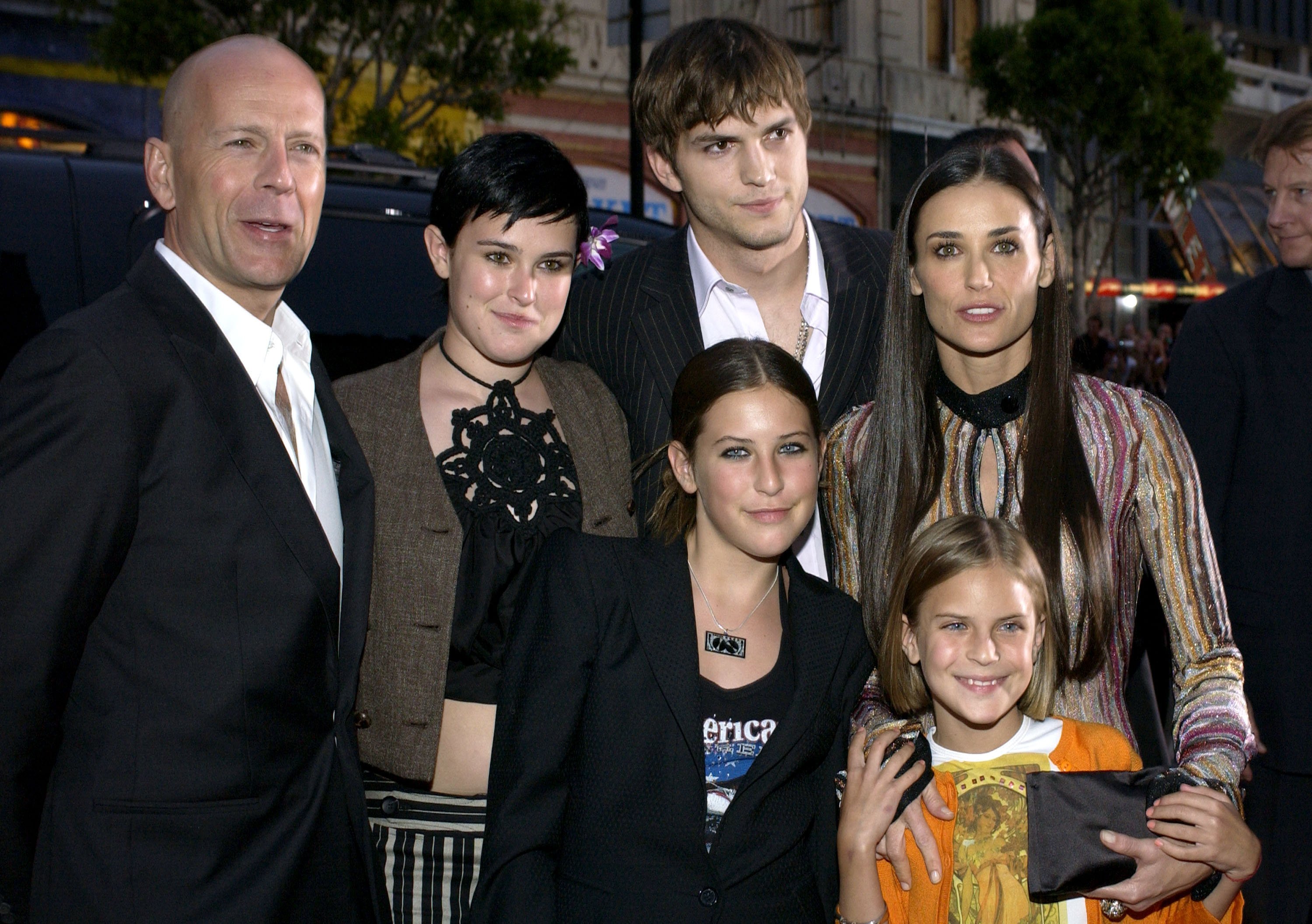 Bruce Willies, Ashton Kutcher y Demi Moore con sus hijas en Los Ángeles, en 2003. | Foto: Getty Images