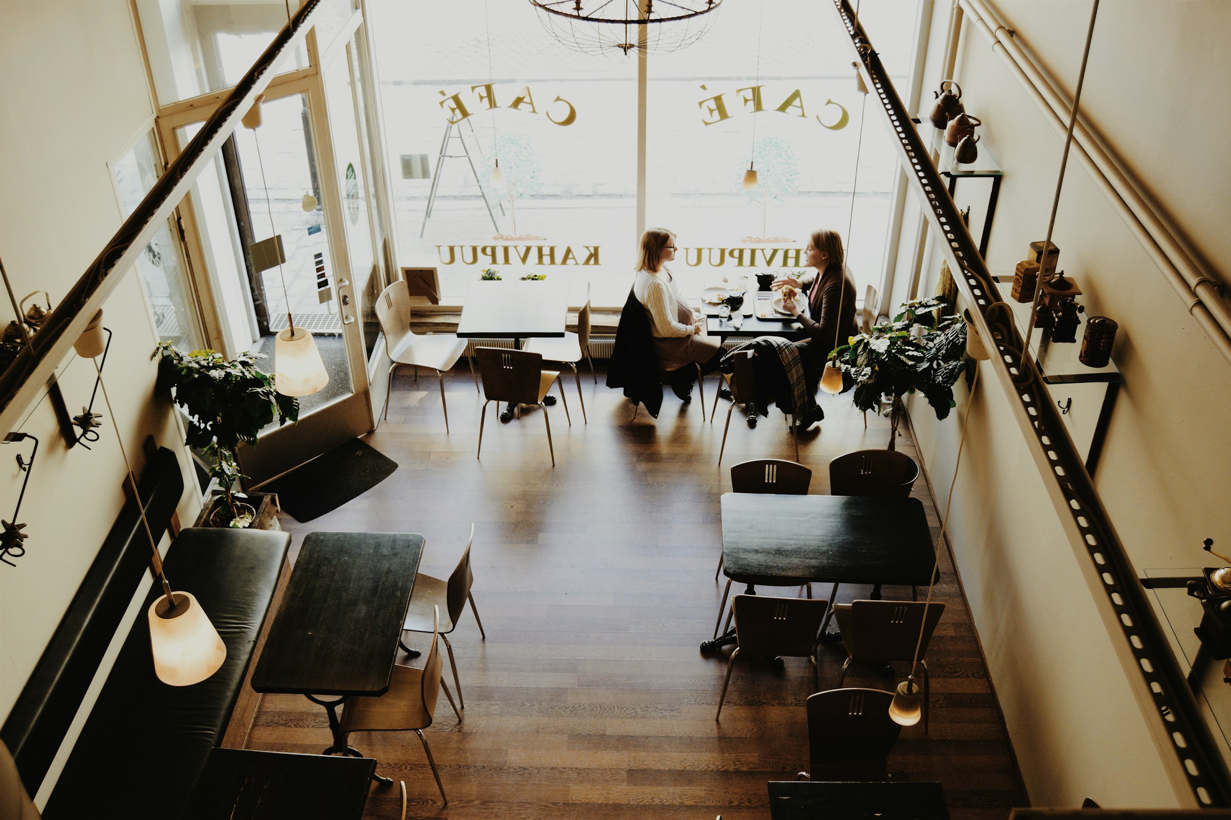 Two women talking in a café | Source: Unsplash