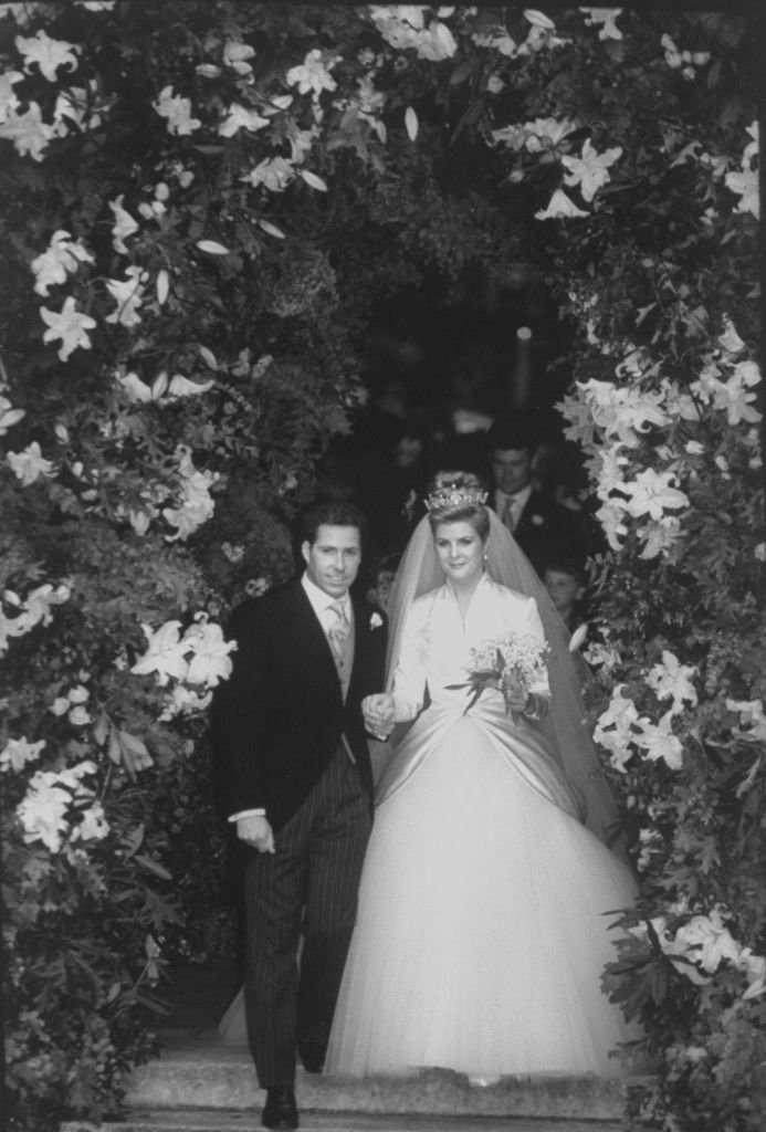 David Armstrong-Jones et Serena Stanhope le jour de leur mariage à l'église St. Margaret. l Source : Getty Images