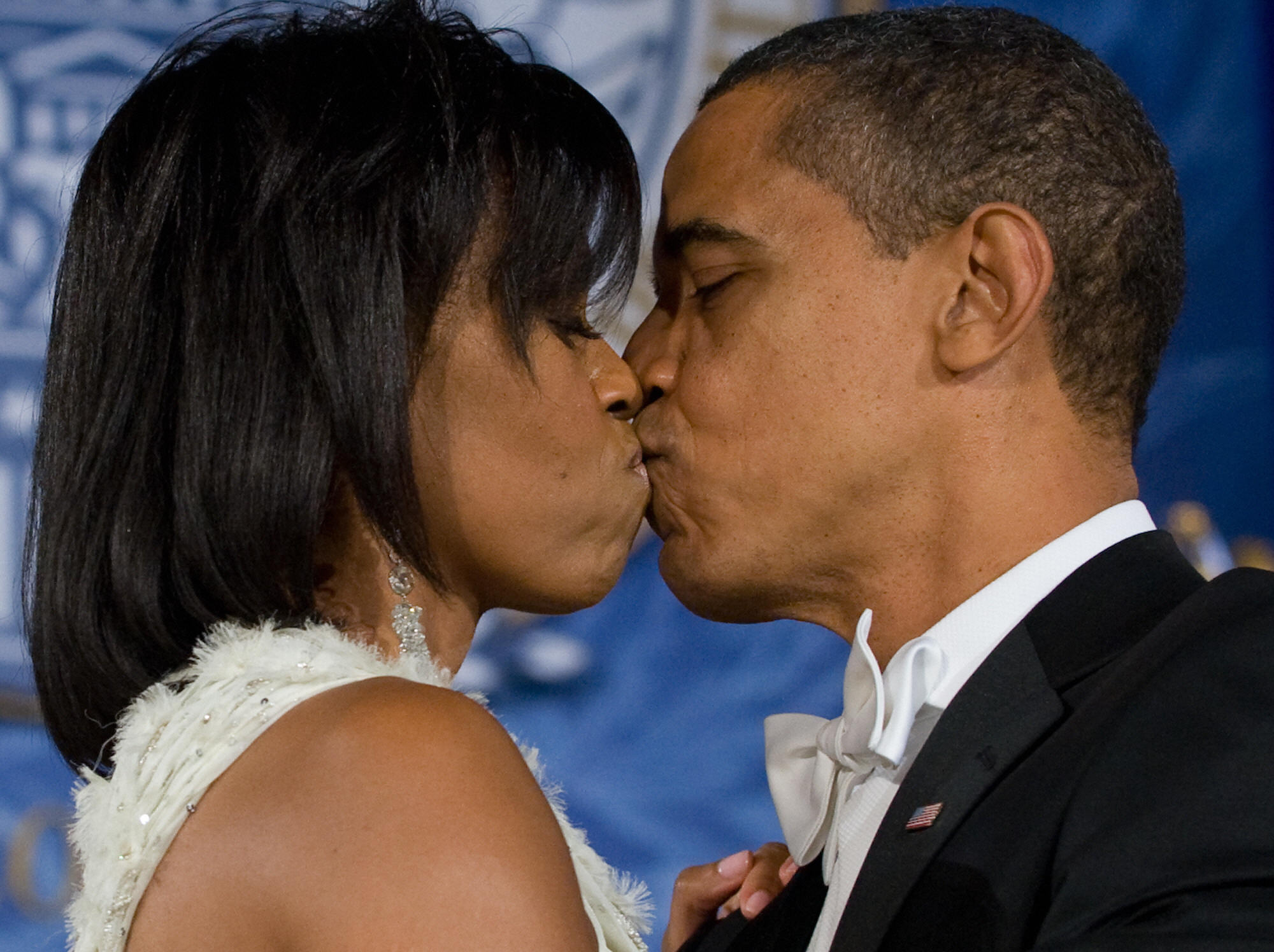 Michelle and Barack Obama sharing a kiss during the Eastern Regional Inaugural Ball at Union Station in Washington, D.C, on January 20, 2009. | Source: Getty Images