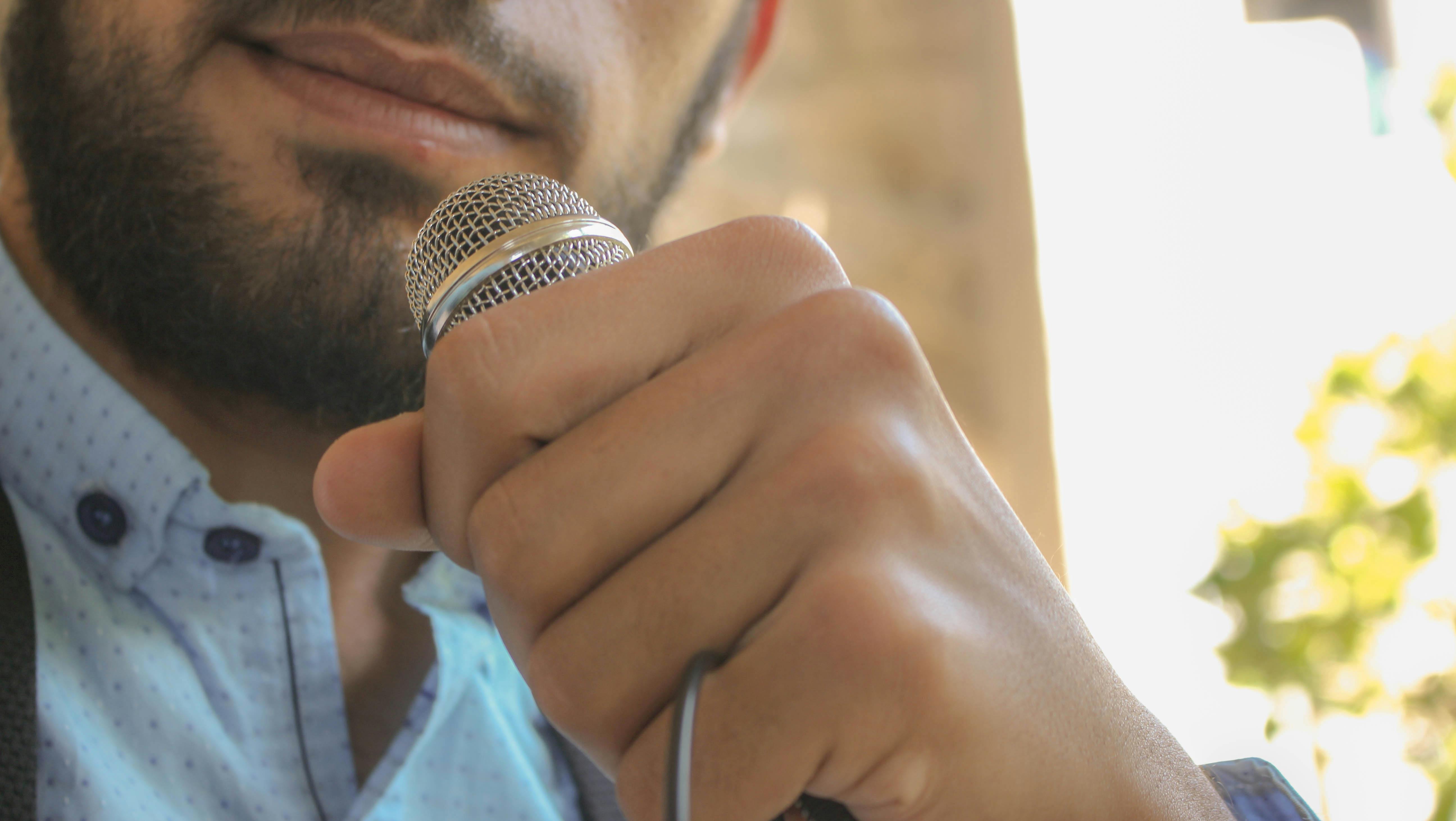 A man talking into a microphone | Source: Pexels