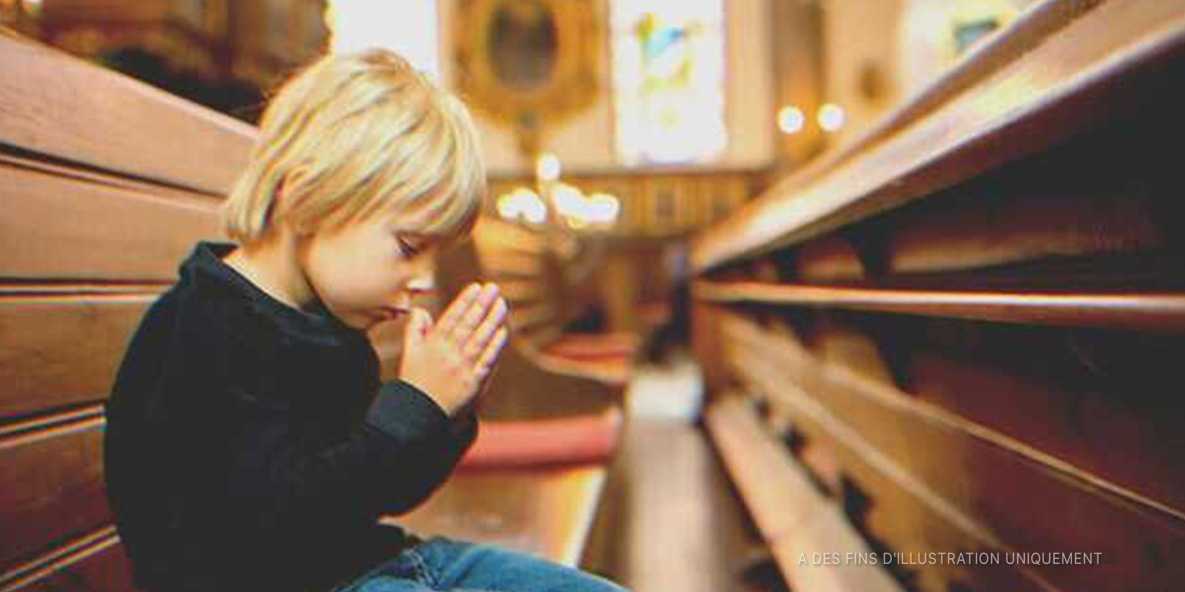 Un petit garçon qui prie à l'église. І Source : Shutterstock