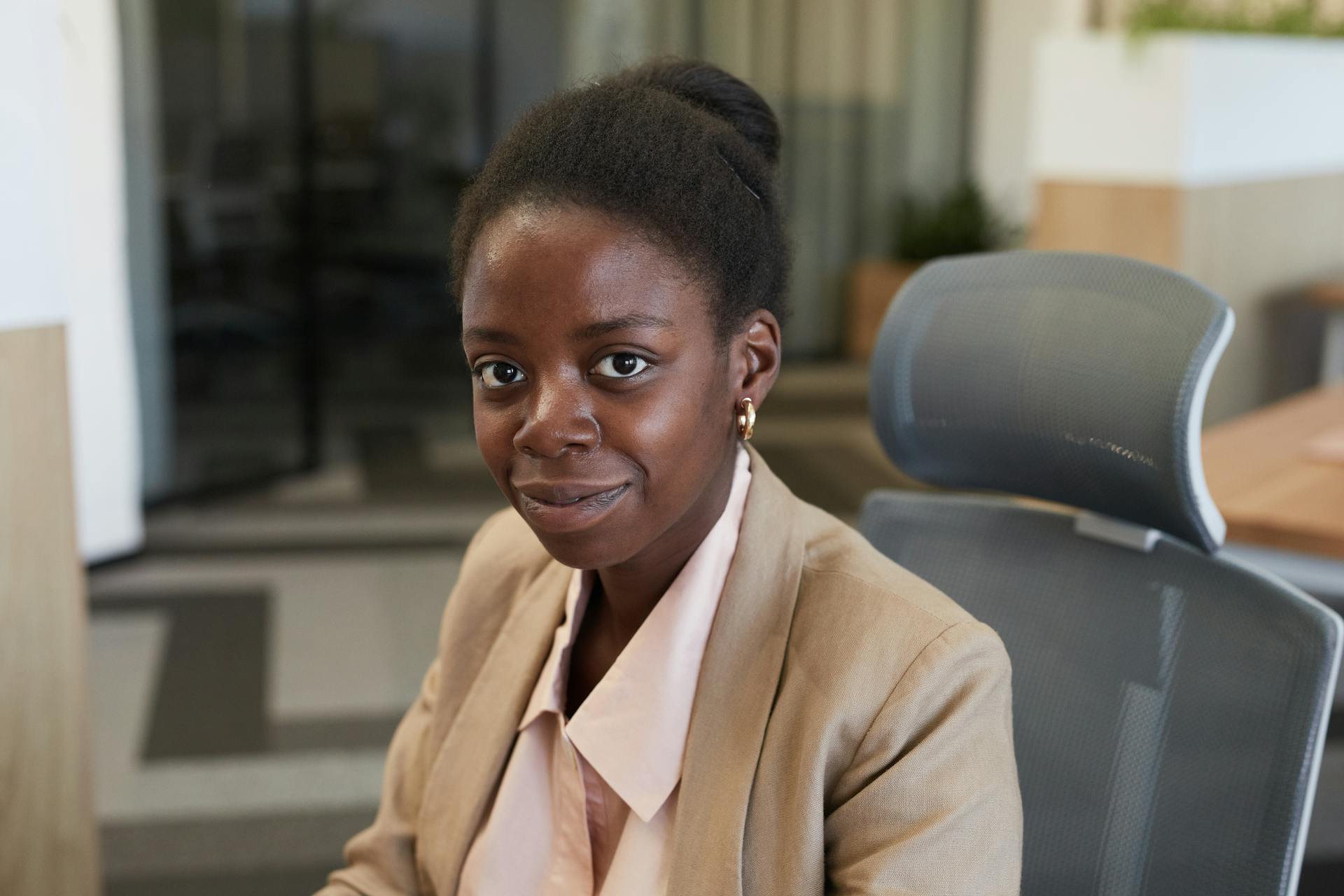 A woman sitting on a chair | Source: Pexels