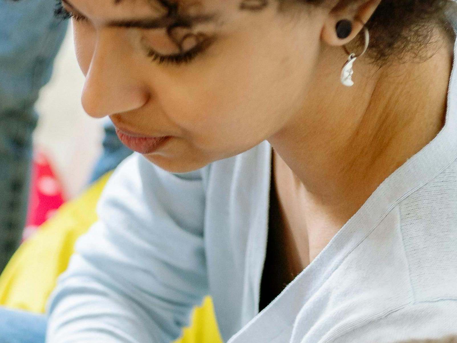 A woman addressing someone beside her | Source: Pexels