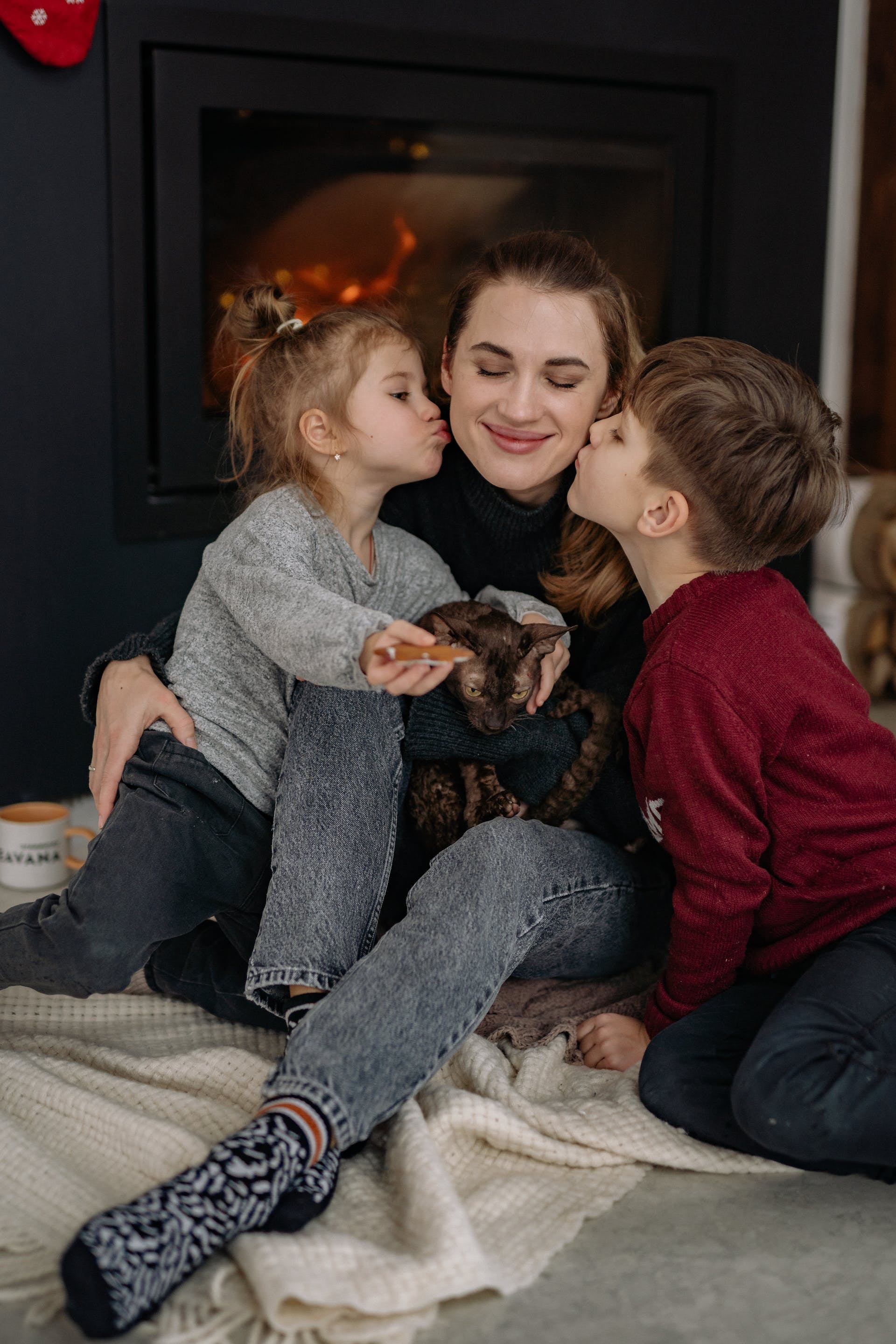 Kids kissing their mother | Source: Pexels