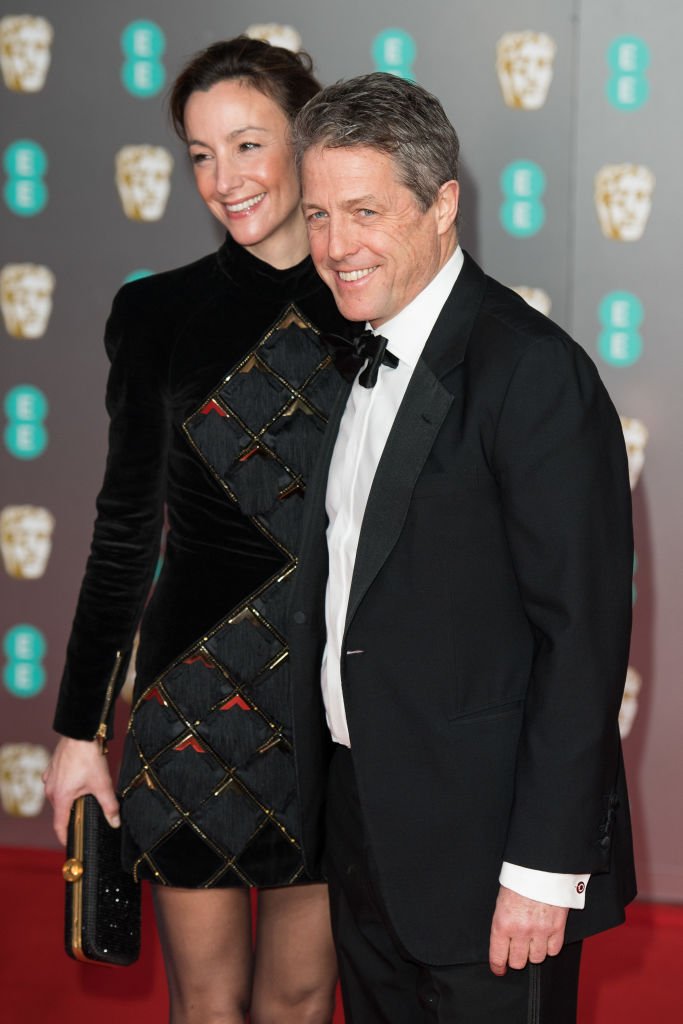 Anna Elisabet Eberstein und Hugh Grant nehmen an den EE British Academy Film Awards 2020 in der Royal Albert Hall am 2. Februar 2020 in London teil. (Foto von Jeff Spicer) | Quelle: Getty Images
