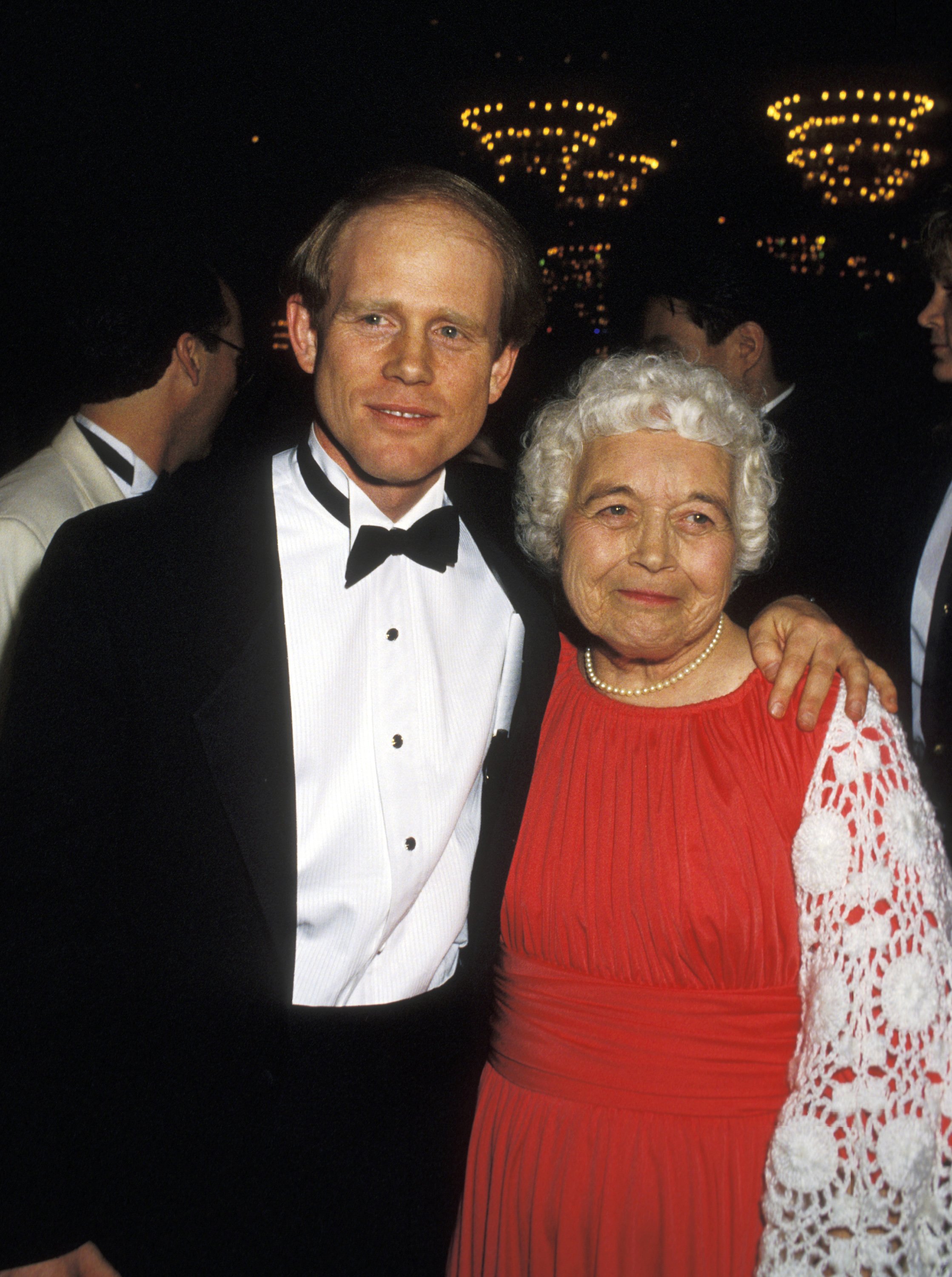 Ron Howard con su madre Jean Speegle en el 5º Baile Anual de Imágenes en Movimiento en 1990. | Foto: Getty Images