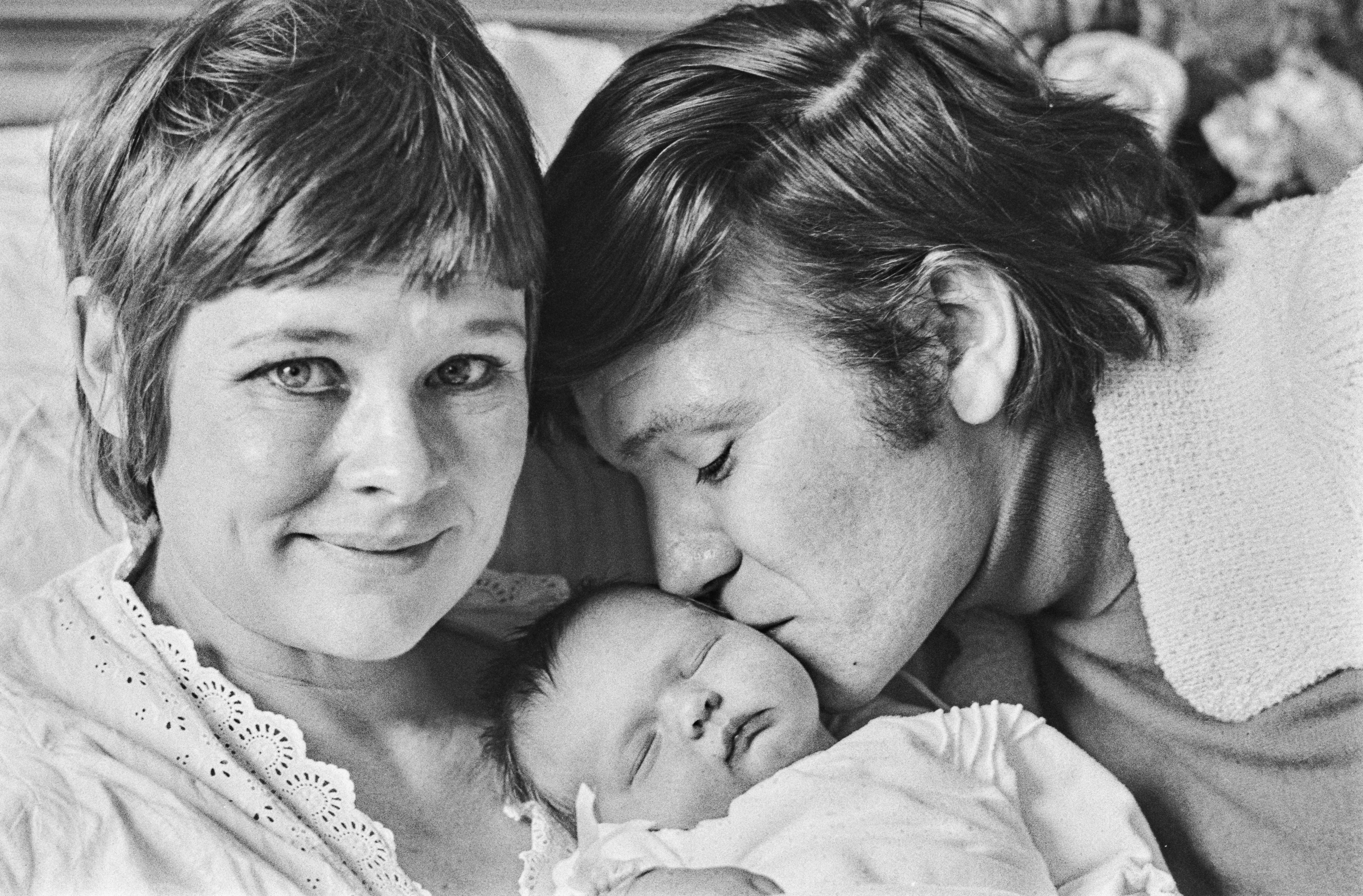 Judi Dench and Michael Williams photographed with their daughter Finty Williams on September 27, 1972 in the United Kingdom ┃Source: Getty Images