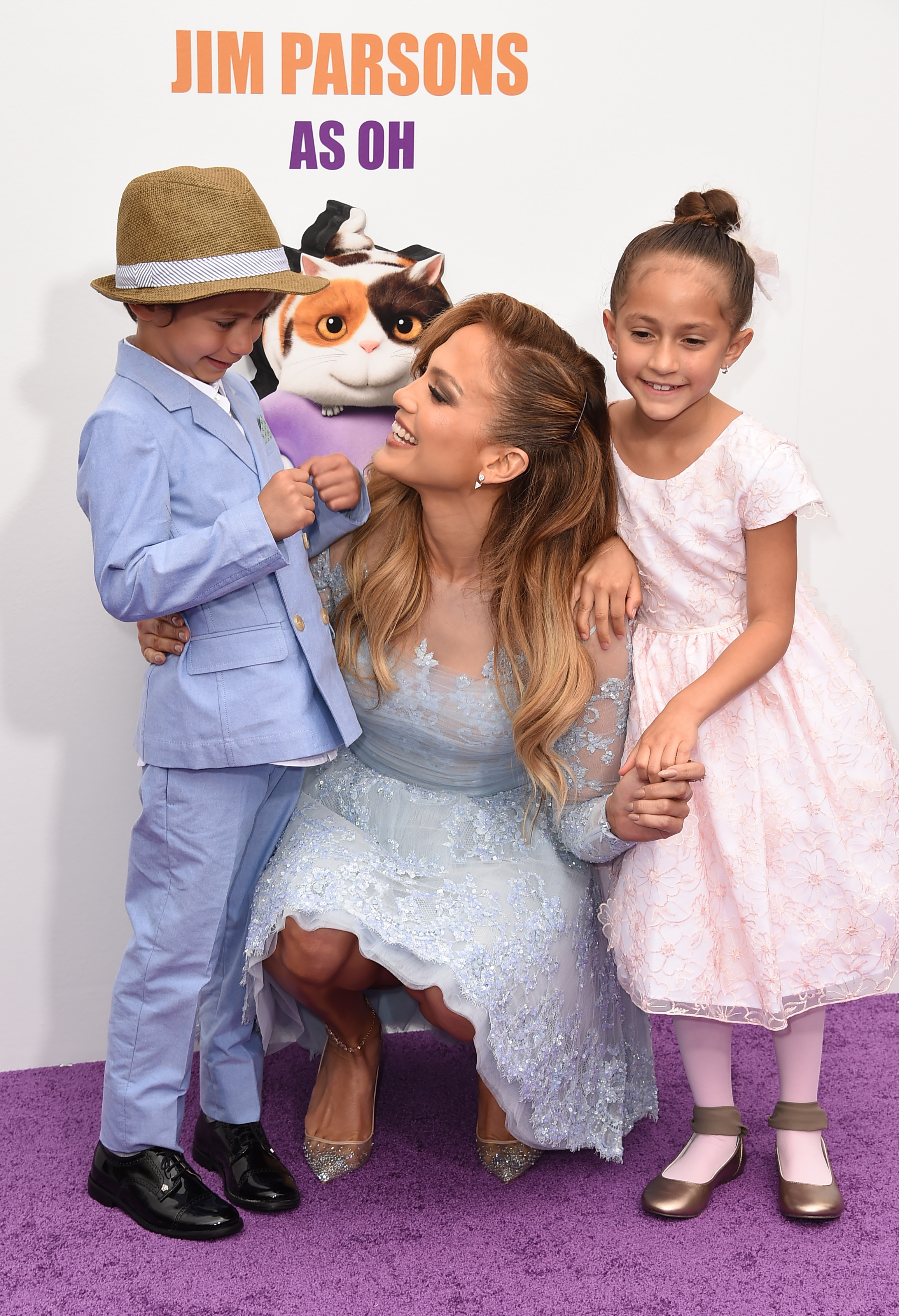 Jennifer Lopez con Emme Muñiz y Max Muñiz el 22 de marzo de 2015 en Westwood, California | Foto: Getty Images