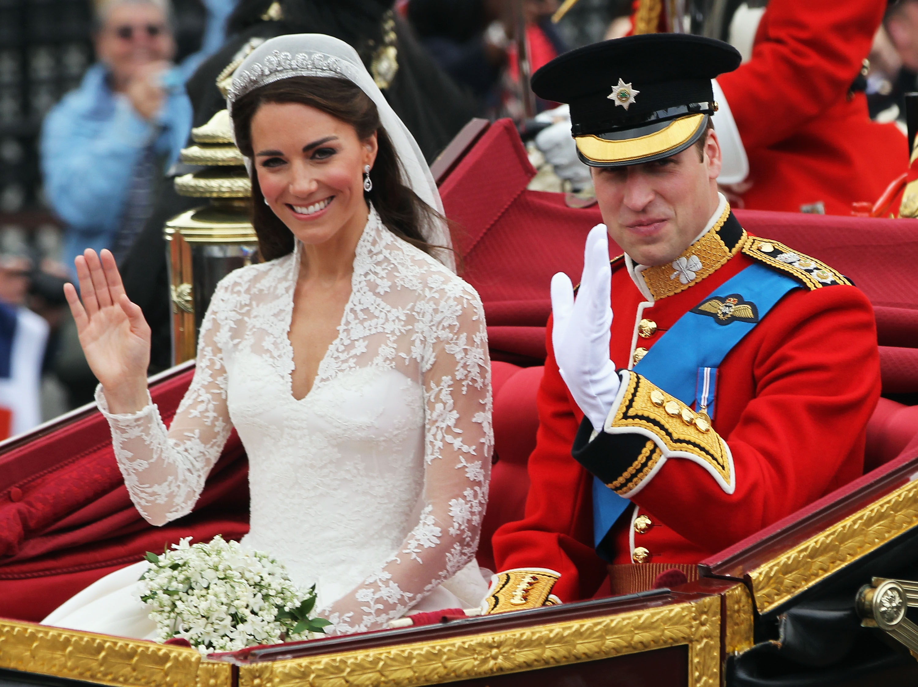 Catherine Middleton and Prince William travel by carriage procession to Buckingham Palace on April 29, 2011, in London, England. | Source: Getty Images