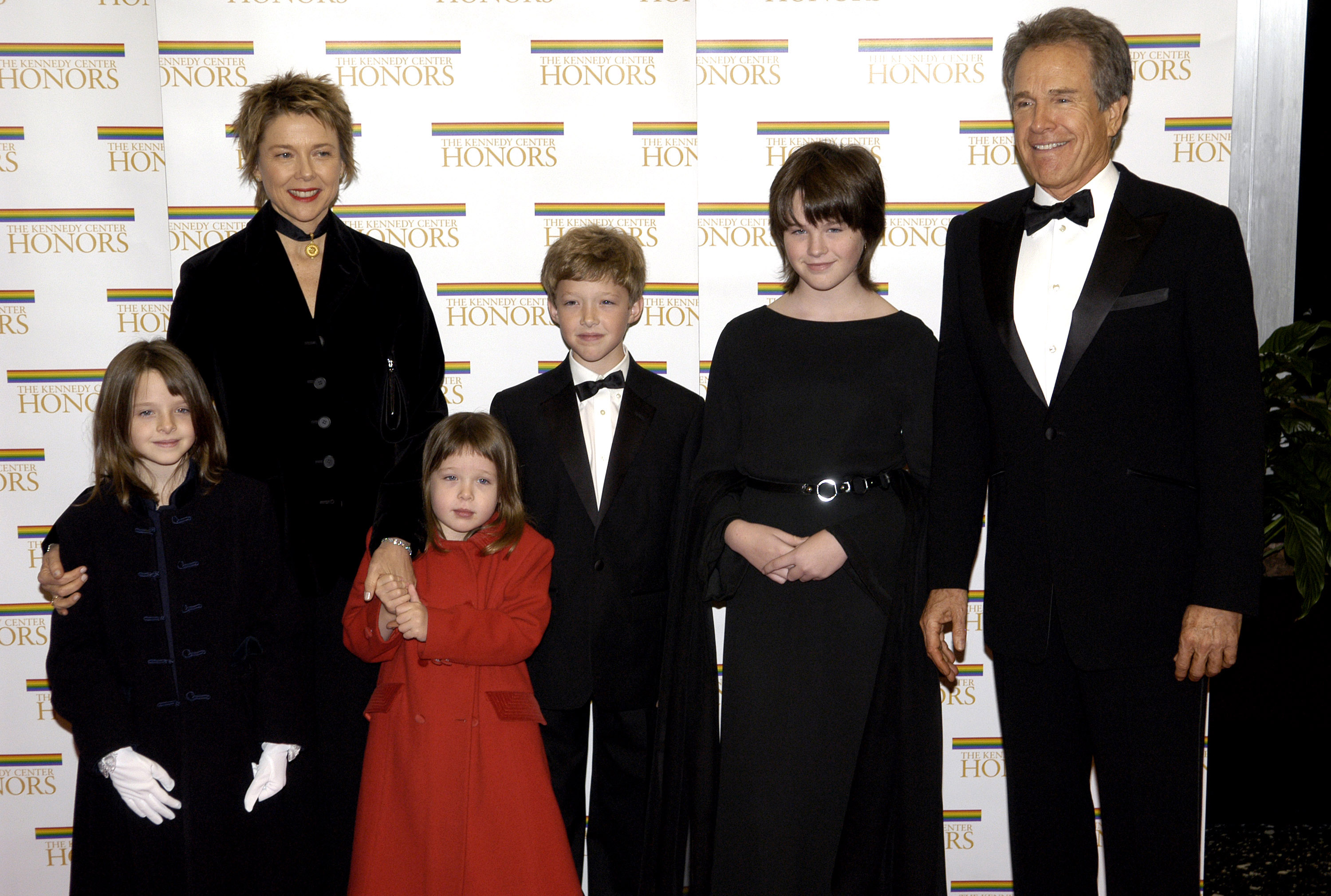 Annette Bening and Warren Beatty with their children, Isabel, Ella, Benjamin, and Kathlyn, at The Kennedy Center Honors Weekend in 2004. | Source: Getty Images