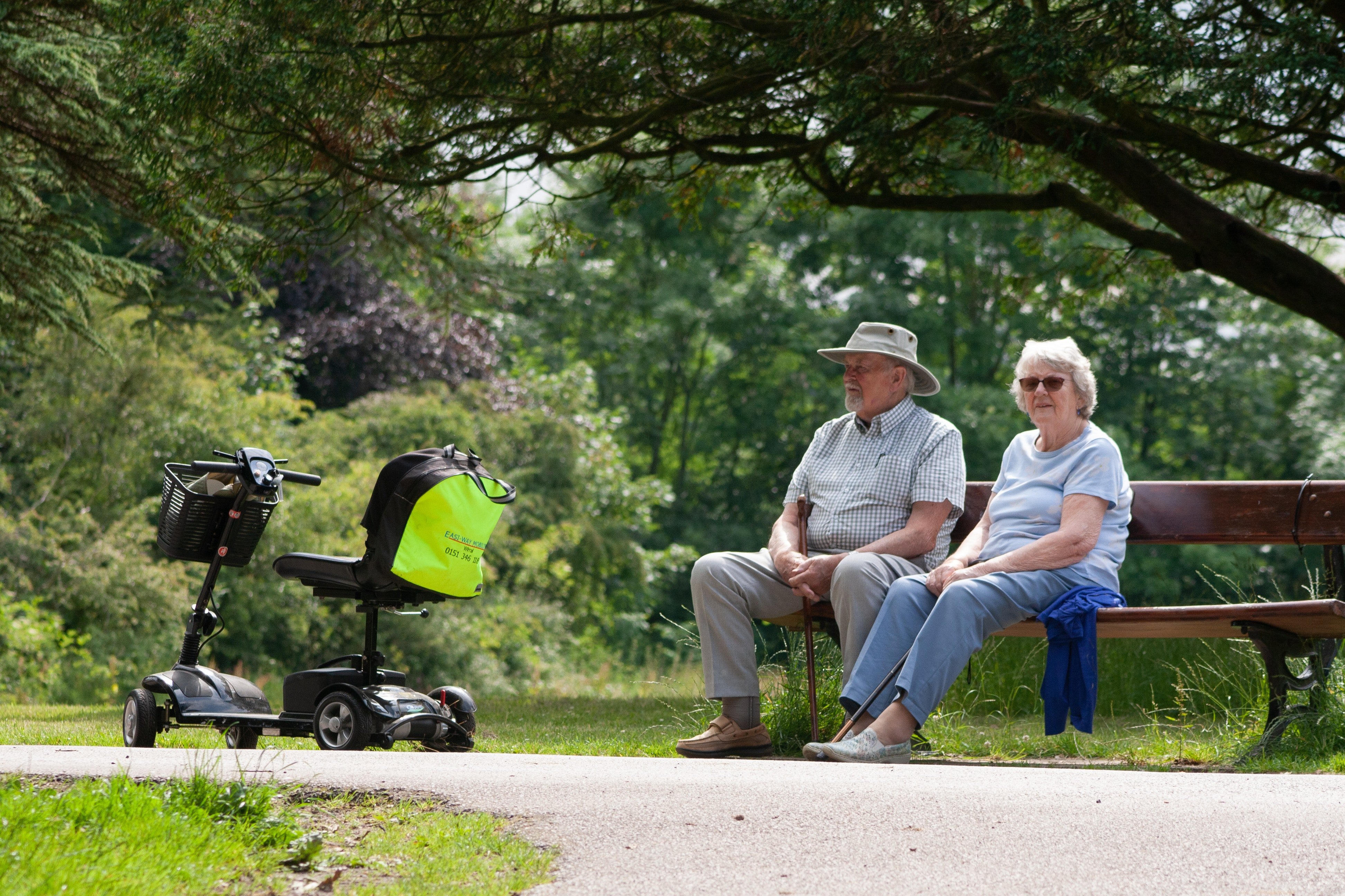 Pareja de ancianos conversan en un parque. | Foto: Pexels