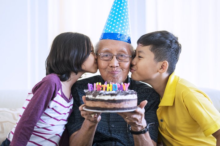 Abuelo recibiendo besos de sus nietos.| Foto: Getty Images